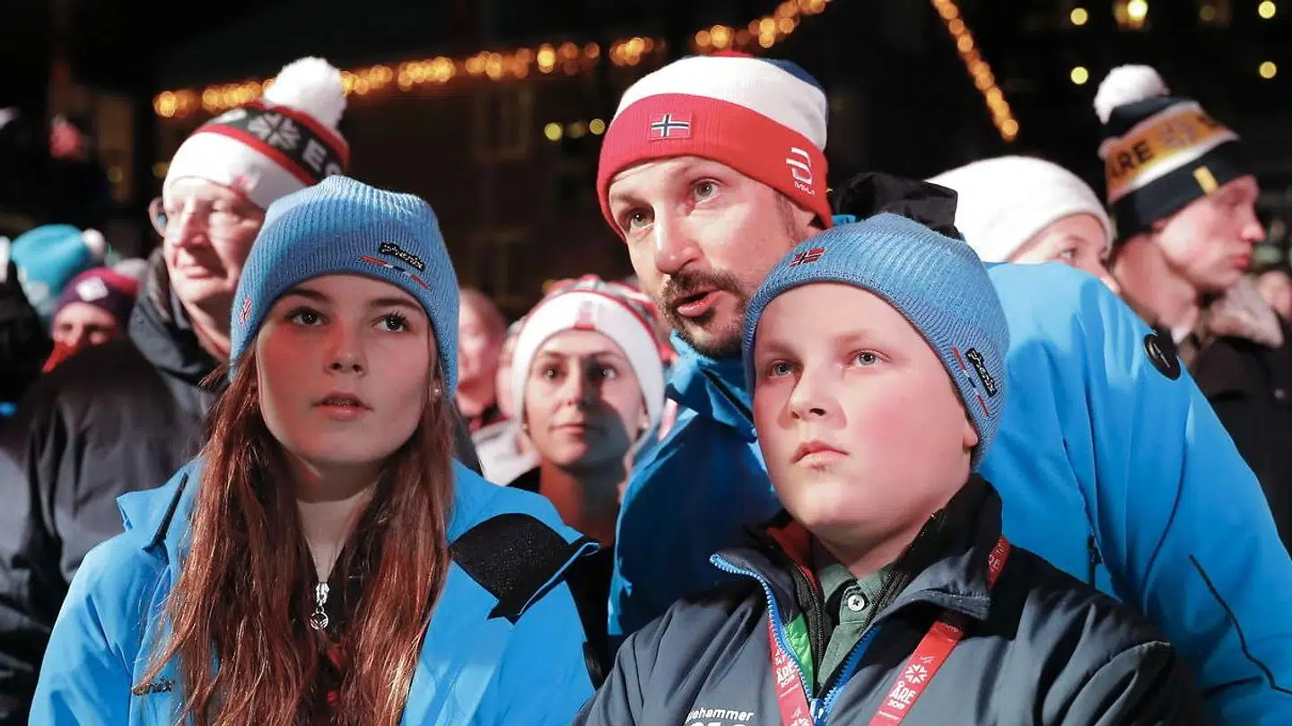 Prinsesse Ingrid Alexandra ses her med sin far, kronprins Haakon, samt sin lillebror prins Sverre Magnus.
