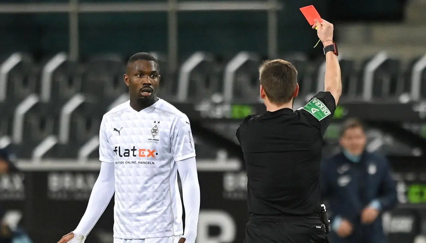 Marcus Thuram fik det rødt kort for at spytte sin modstander i ansigtet.