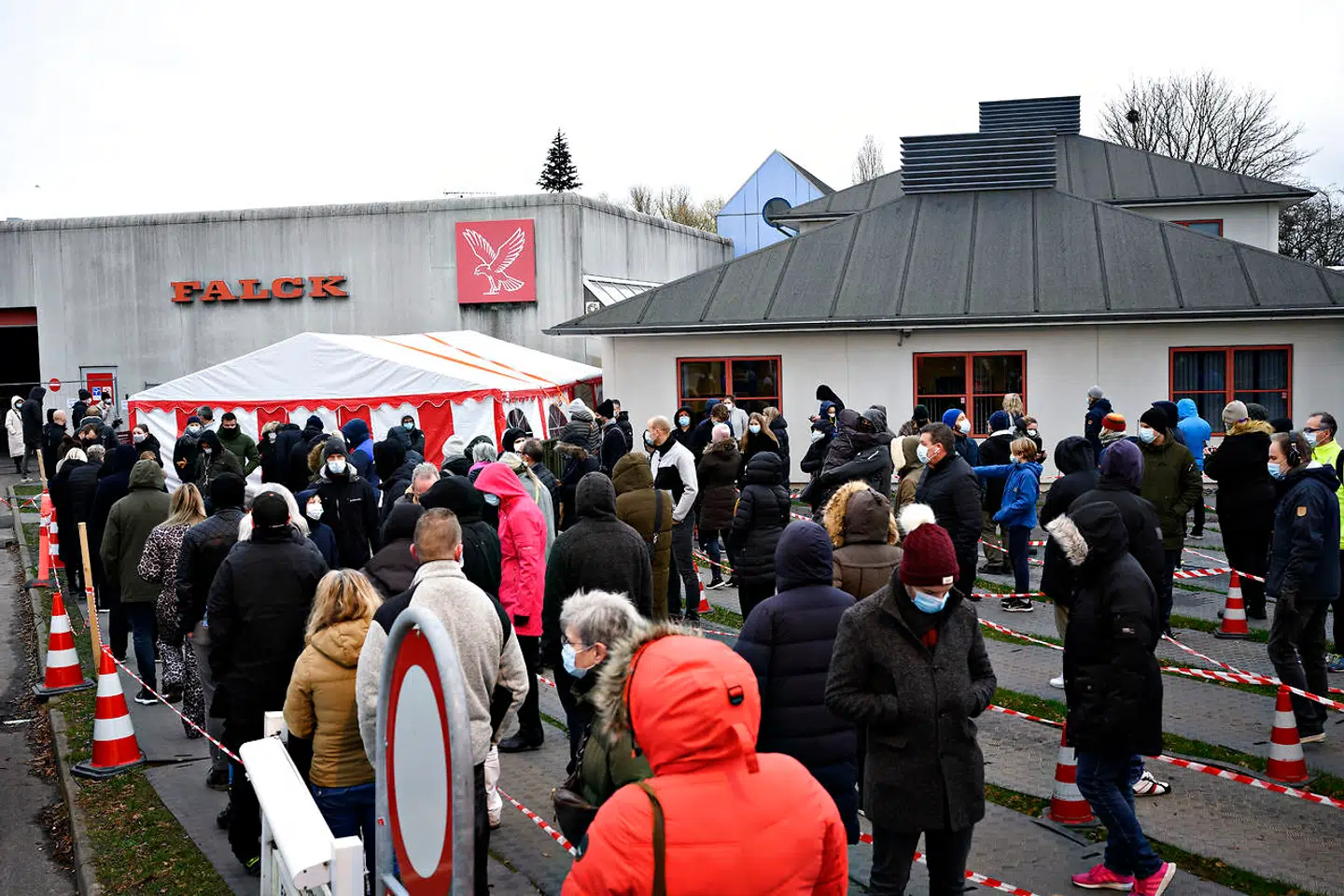 I takt med, at smitten stiger i samfundet, er systemet kommet under pres. Både testcentre og Smitteopsporingen har haft svært ved at følge med. (Foto: Philip Davali/Ritzau Scanpix)