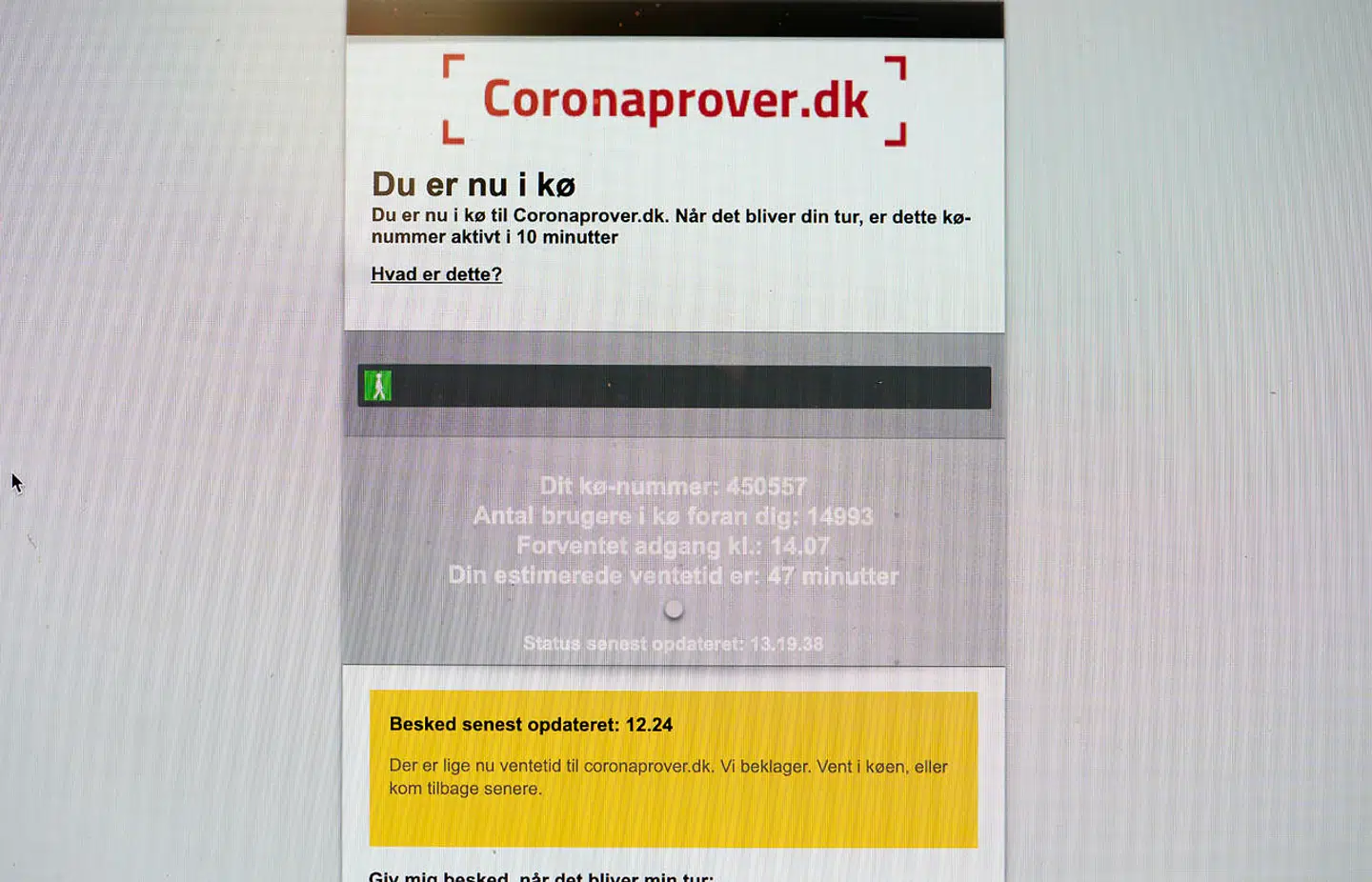 Danskere med coronasymptomer og nære kontakter skal i disse dage væbne sig med tålmodighed. Køerne til at bestille test, få foretaget test og komme i kontakt med Smitteopsporingen er lange. (Foto: Liselotte Sabroe/Ritzau Scanpix)