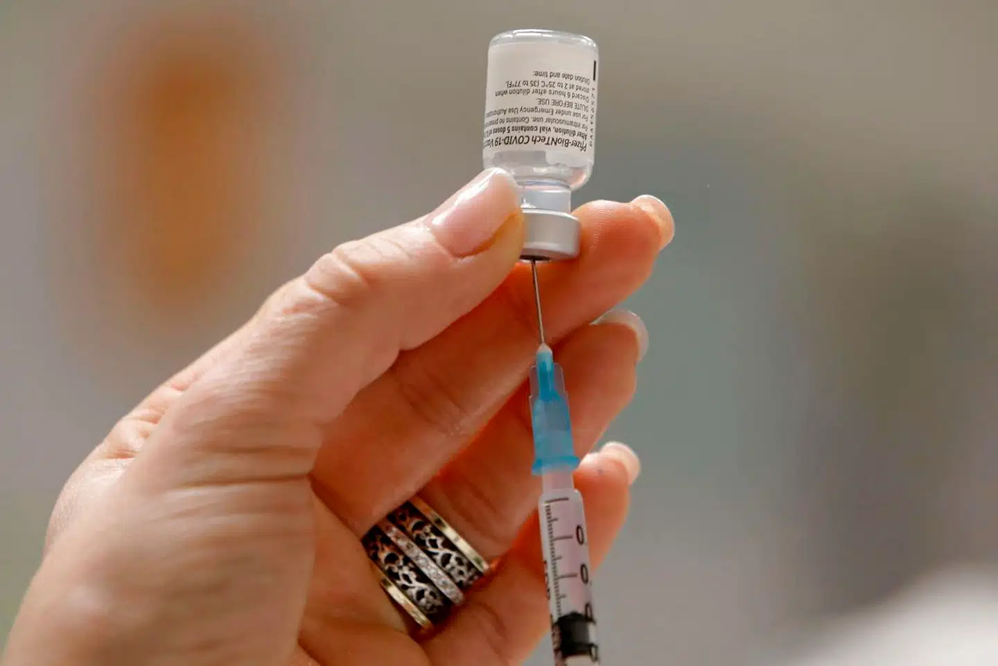 I Danmark forventes det, at ældre samt sundhedspersonale står forrest i køen til at få vaccinen. Sundhedsminister Magnus Heunicke har meddelt, at de første danskere kan få vaccinen mellem jul og nytår.