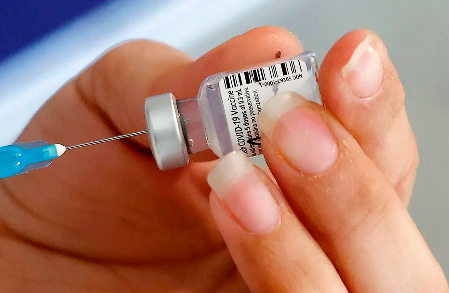 Pfizer-vaccinen skal gives ad to omgange.