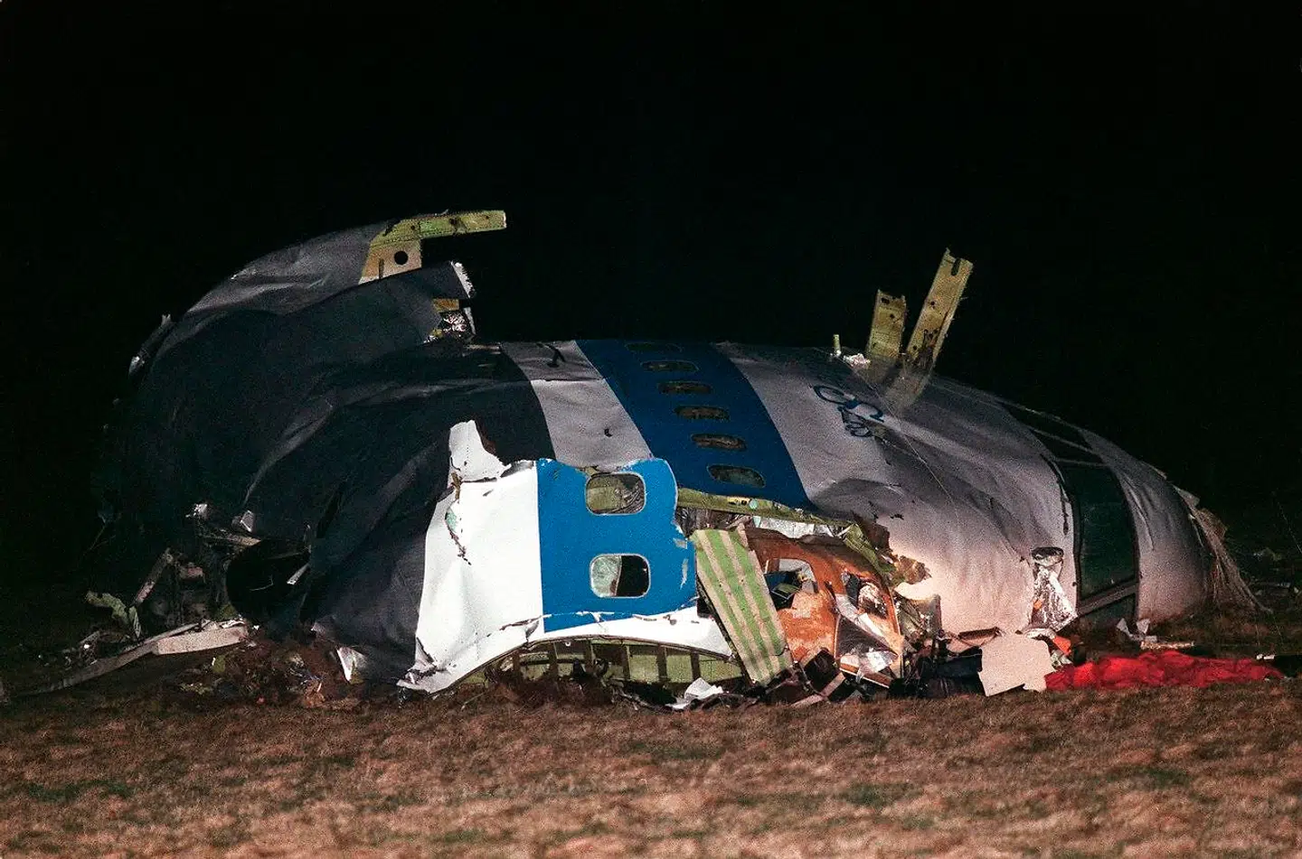 Cockpittet af flyet Pan Am 103 ligger smadret på jorden et stykke uden for Lockerbie. I alt omkom 270 uskyldige mennesker ved bombningen.