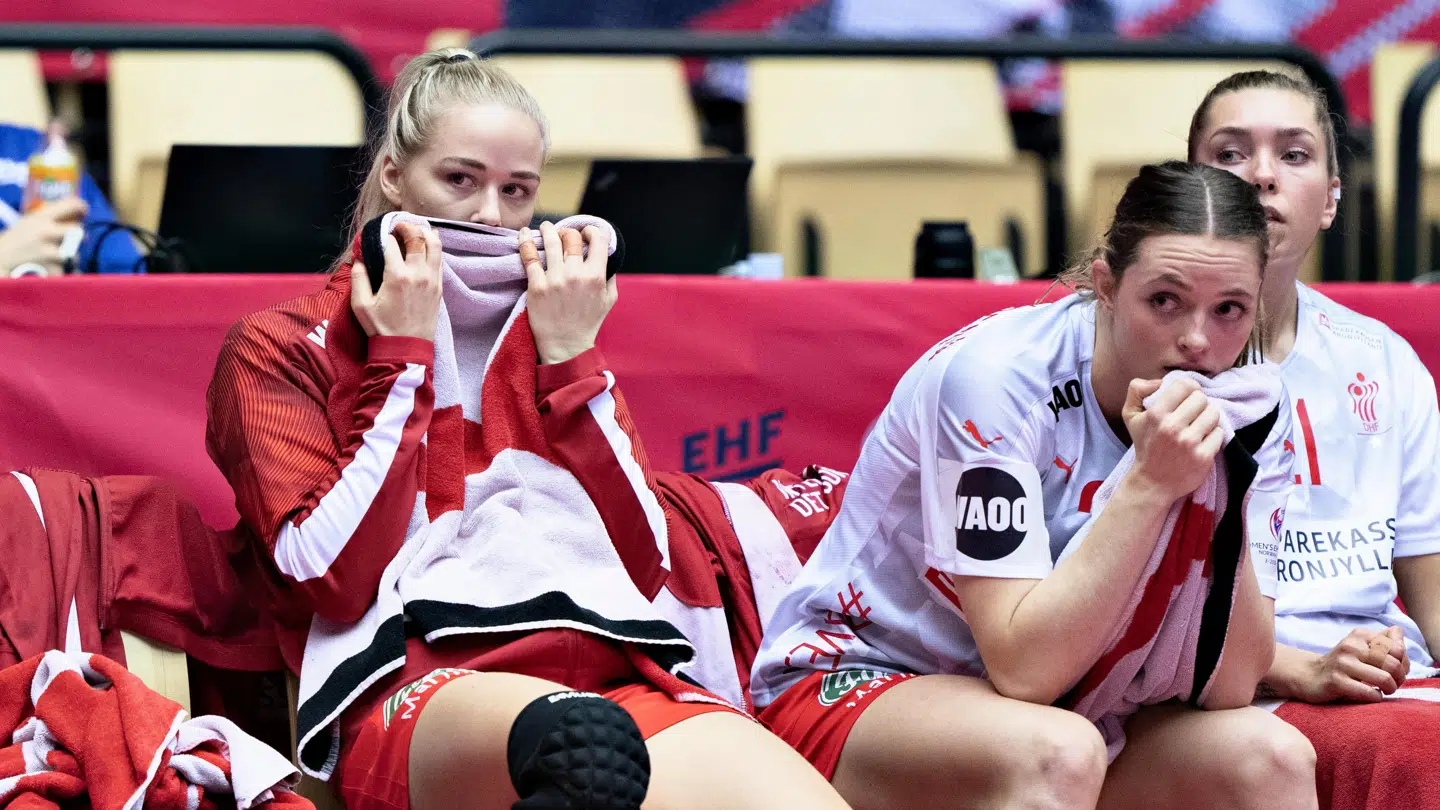 Skuffede danskere under EM-bronzekampen. Kroatien besejerede sensationelt Danmark med 25-19.