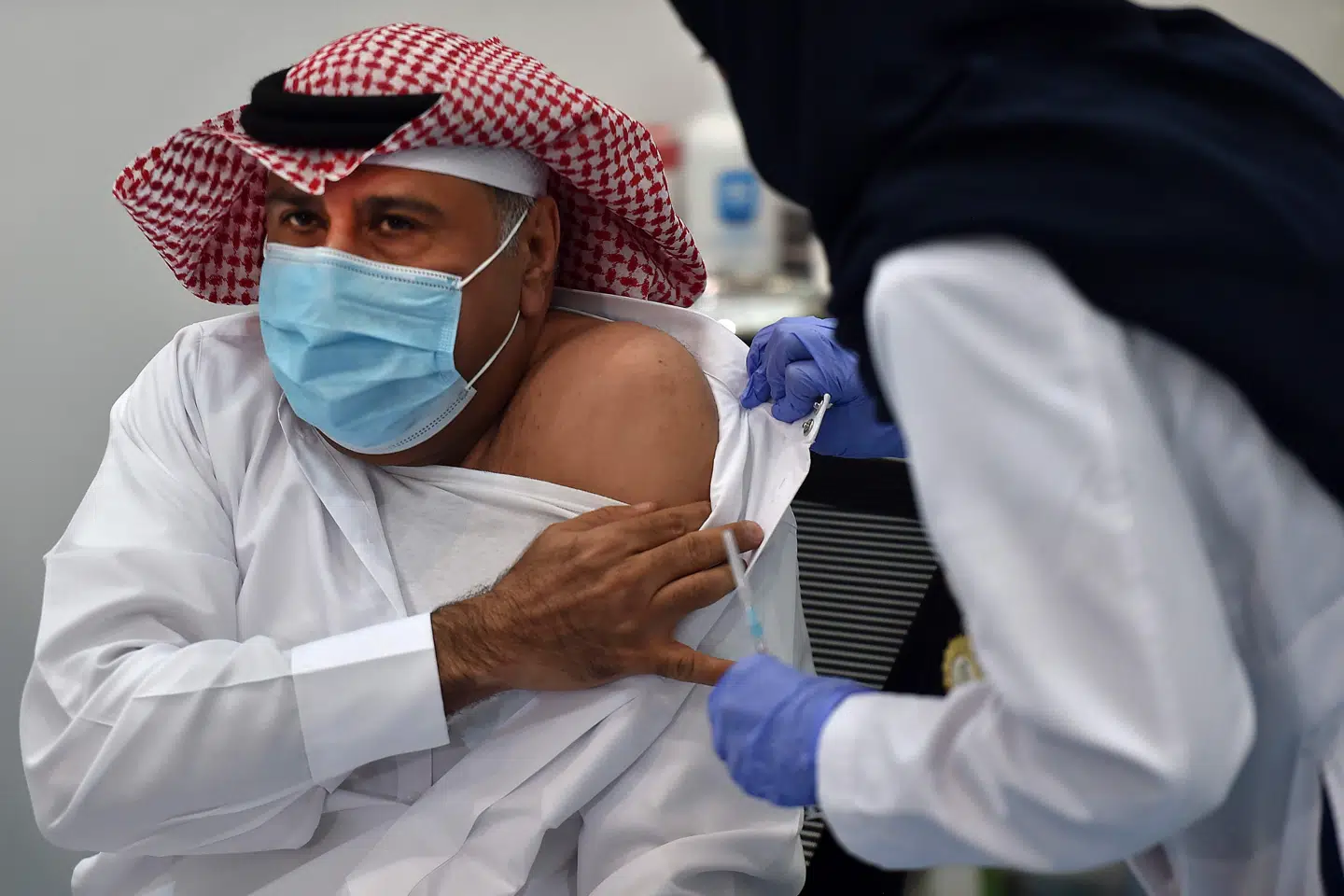 Saudi-Arabien begyndte at vaccinere de første borgere torsdag, efter at den første sending vaccinedoser kom til landet. Nu har regeringen besluttet at lukke grænserne i foreløbig en uge. Det sker af frygt for, at den nye variant af coronavirus kommer til landet. Fayez Nureldine/Ritzau Scanpix
