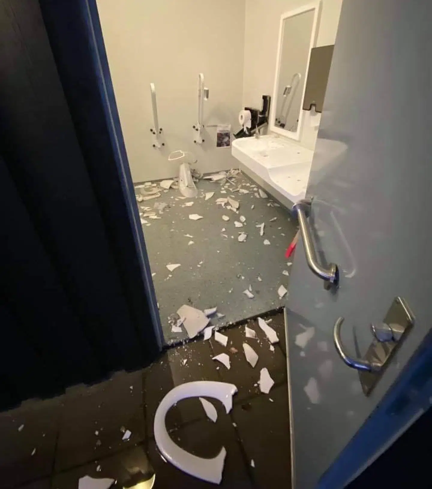Her er det smadrede toilet.