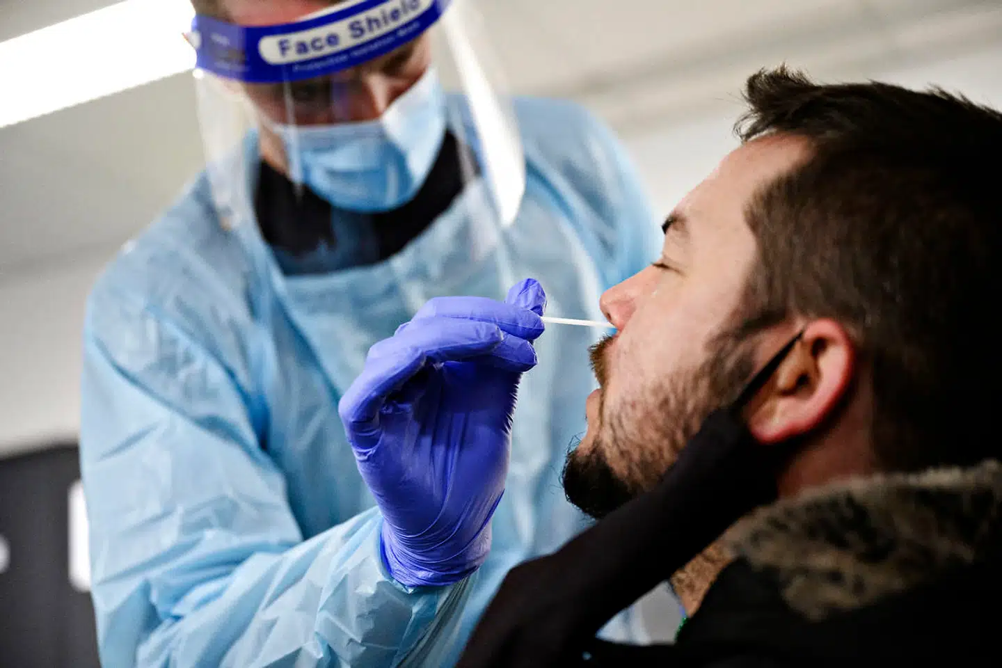Arkivfoto: Poder Kasper Knopper i Falcks mobile testcenter, hvor der lørdag er blevet åbnet op for gratis lyntest i kampen mod coronavirus, i Hvidovre lørdag den 12. december 2020. Siden lørdag har danskerne kunnet få en gratis lyntest for corona hos Falck. Det allerede populære tilbud betød fund af 468 smittede hen over weekenden. Det skriver Ritzau, mandag den 14. december 2020.. (Foto: Philip Davali/Ritzau Scanpix)