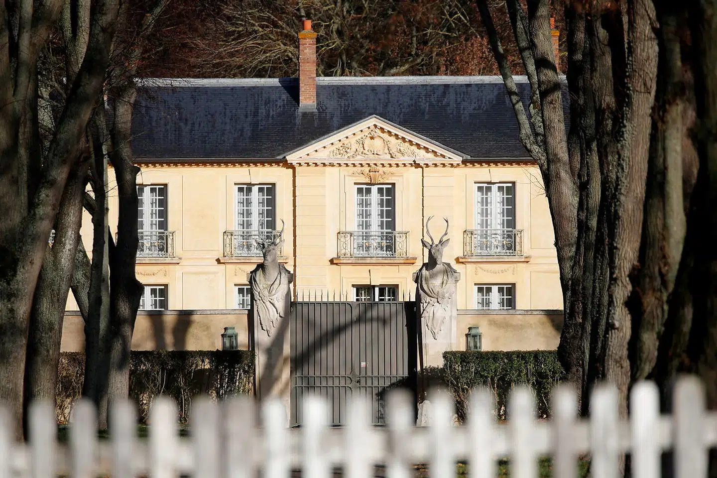 Her på ejendommen La Lanterne, der er en del af slottet Versailles ejendomme, er den franske præsident, Emmanuel Macron, gået i selvisolation.