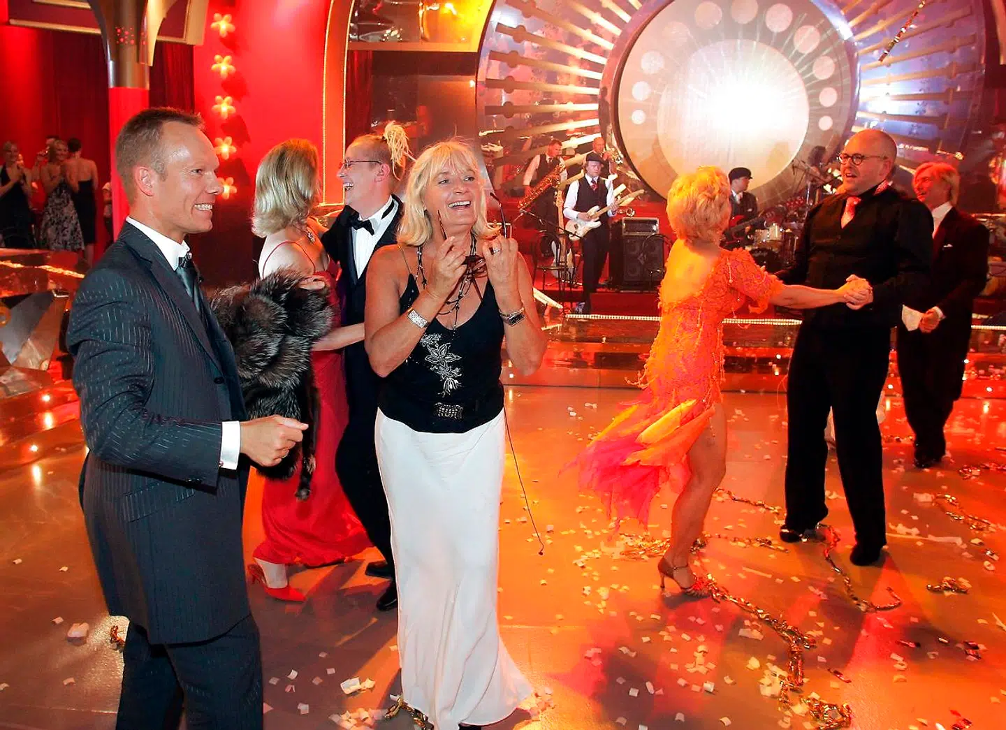 Kim Dahl danser med Anne Laxholm bag ved Jens Werner og Britt Bendixen, da 'Vild med dans'-finalen i 2005 er overstået.