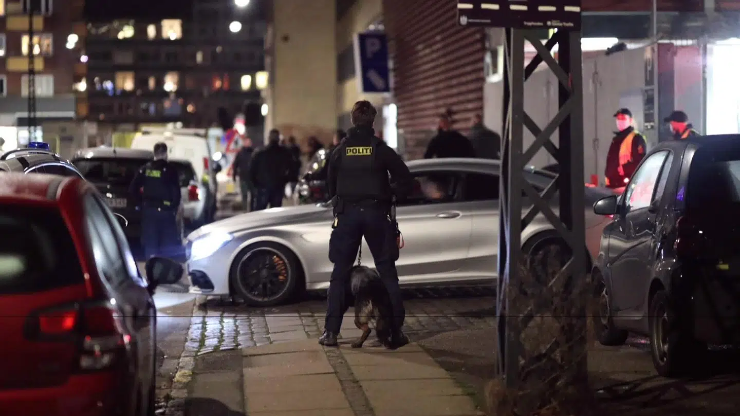 En sølvgrå Mercedes ruller ud fra gården, hvor Hells Angels holder til i Københavns nordvestkvarter.