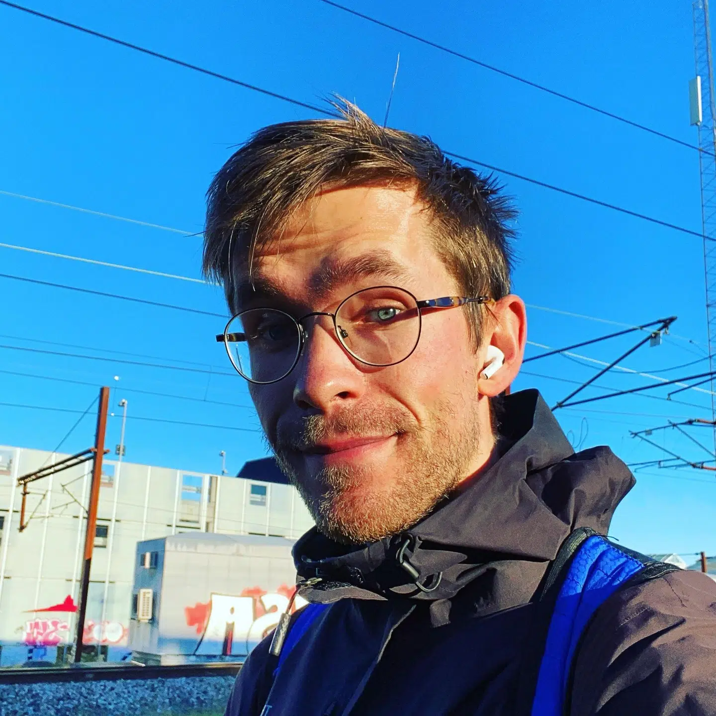 Daniel Hansen Pedersen køber de fleste af sine julegaver på nettet, for det er der han plejer at kunne få dem til den bedste pris.