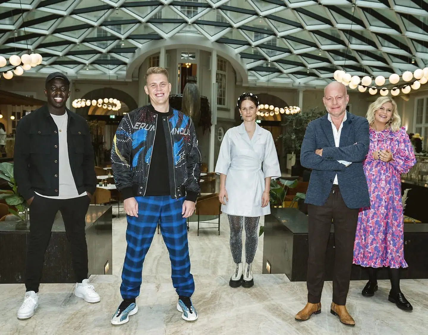 'X Factor'-værterne Melvin Kakooza og Sofie Linde med de tre dommere Martin Jensen, Oh Land og Thomas Blachman.