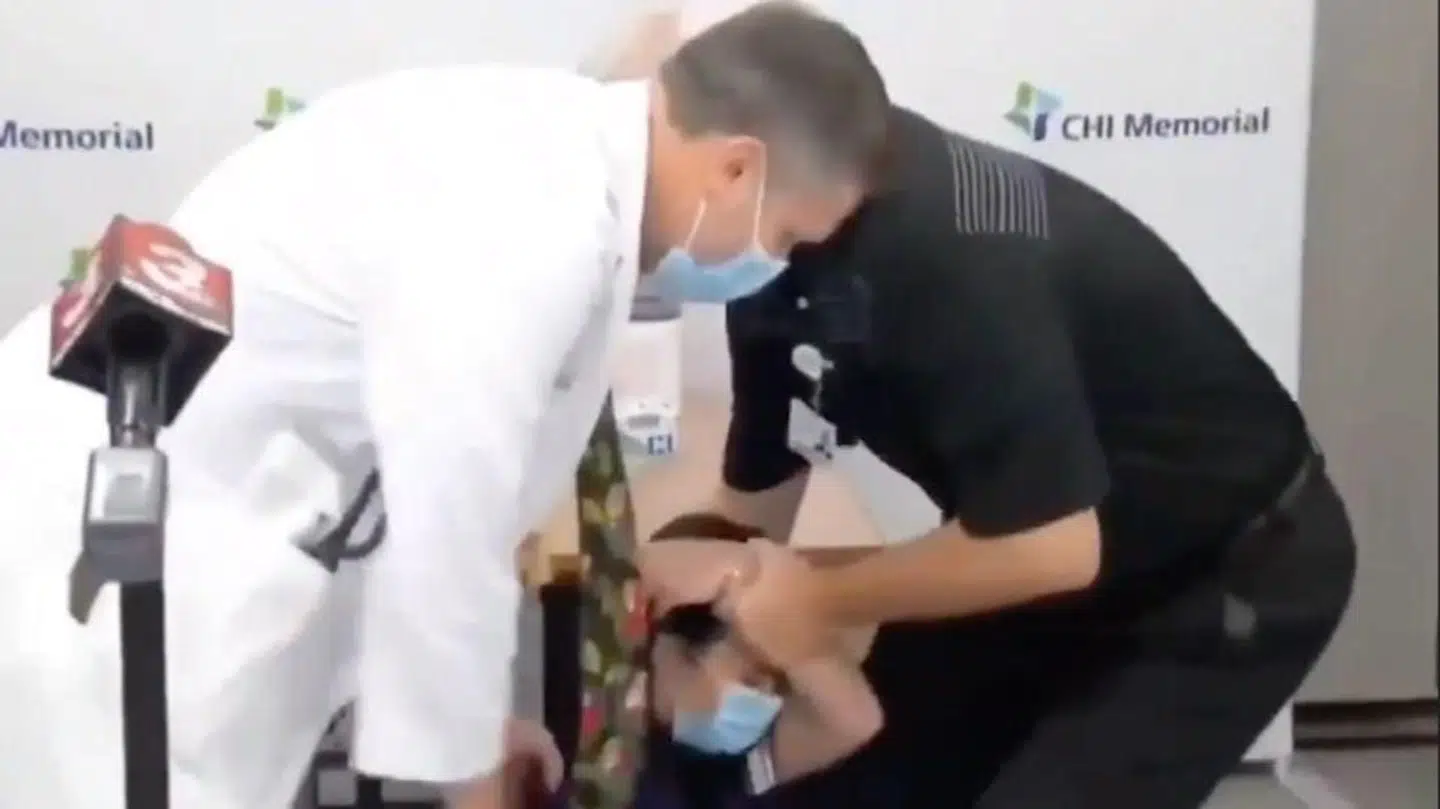 Her besvimer Jennifer Dover på direkte tv.