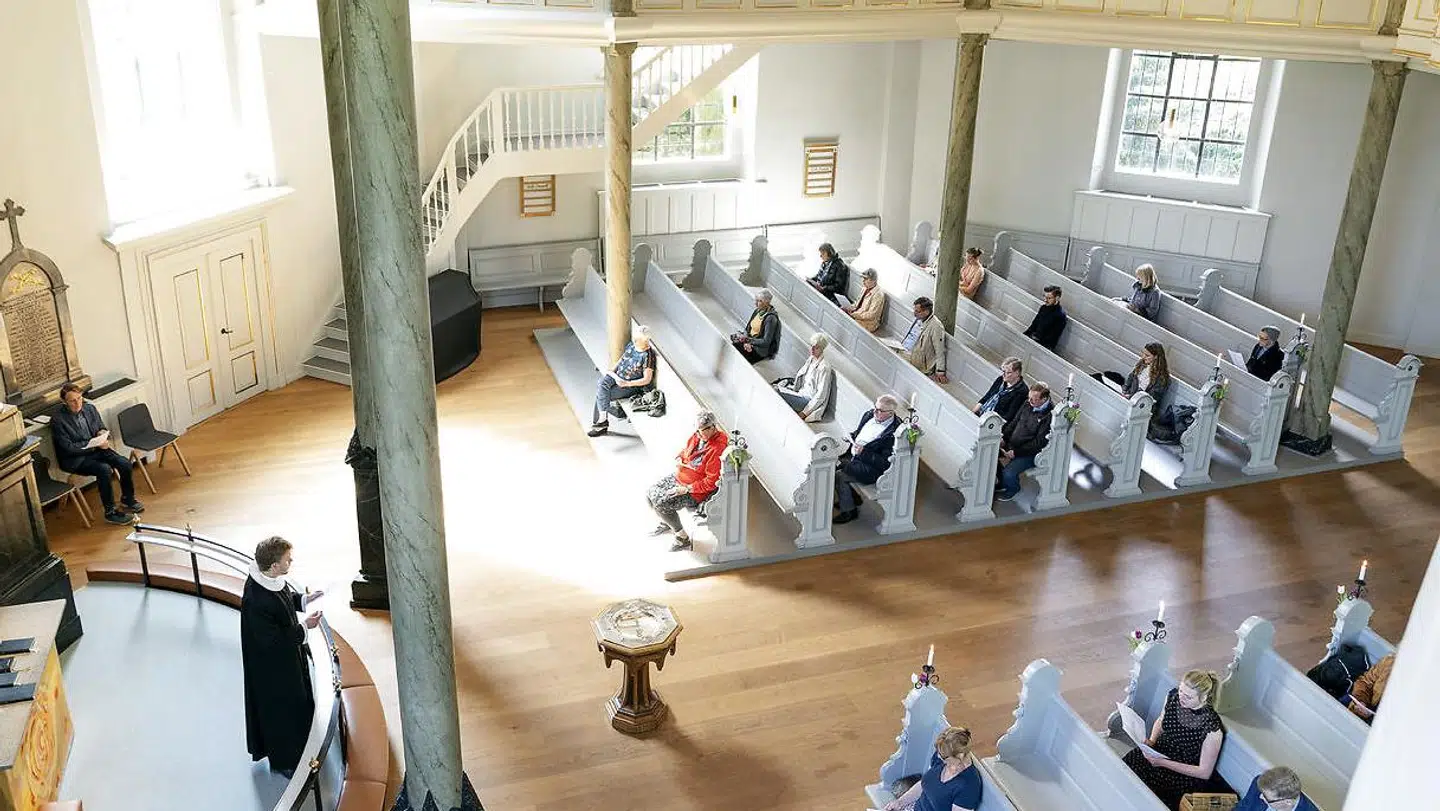 (ARKIV) Sognepræst Lars Gustav Lindhardt forestår gudstjeneste i Frederiksberg Kirke, Kristi himmelfartsdag torsdag den 21. maj 2020. Folkekirken og trossamfund er i gang igen efter 2. fase af genåbningen af Danmark trådte i kraft den 18 maj. Foto: Claus Bech/Ritzau Scanpix)