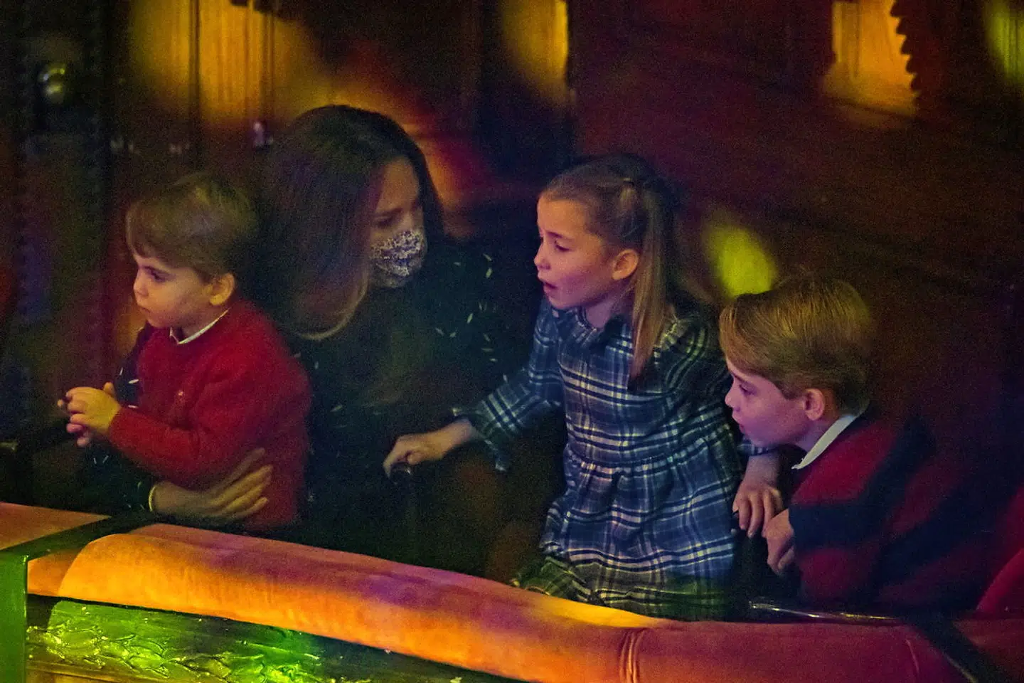 Første gang næste generation af royale var på job var fredag, hvor Kate og William havde taget prinserne George, Louis og prinsesse Charlotte med i teatret for at takke de familier, der har ydet en ekstra indsats under covid-19 pandemien. Foto Aaron Chown/Pool via REUTERS.