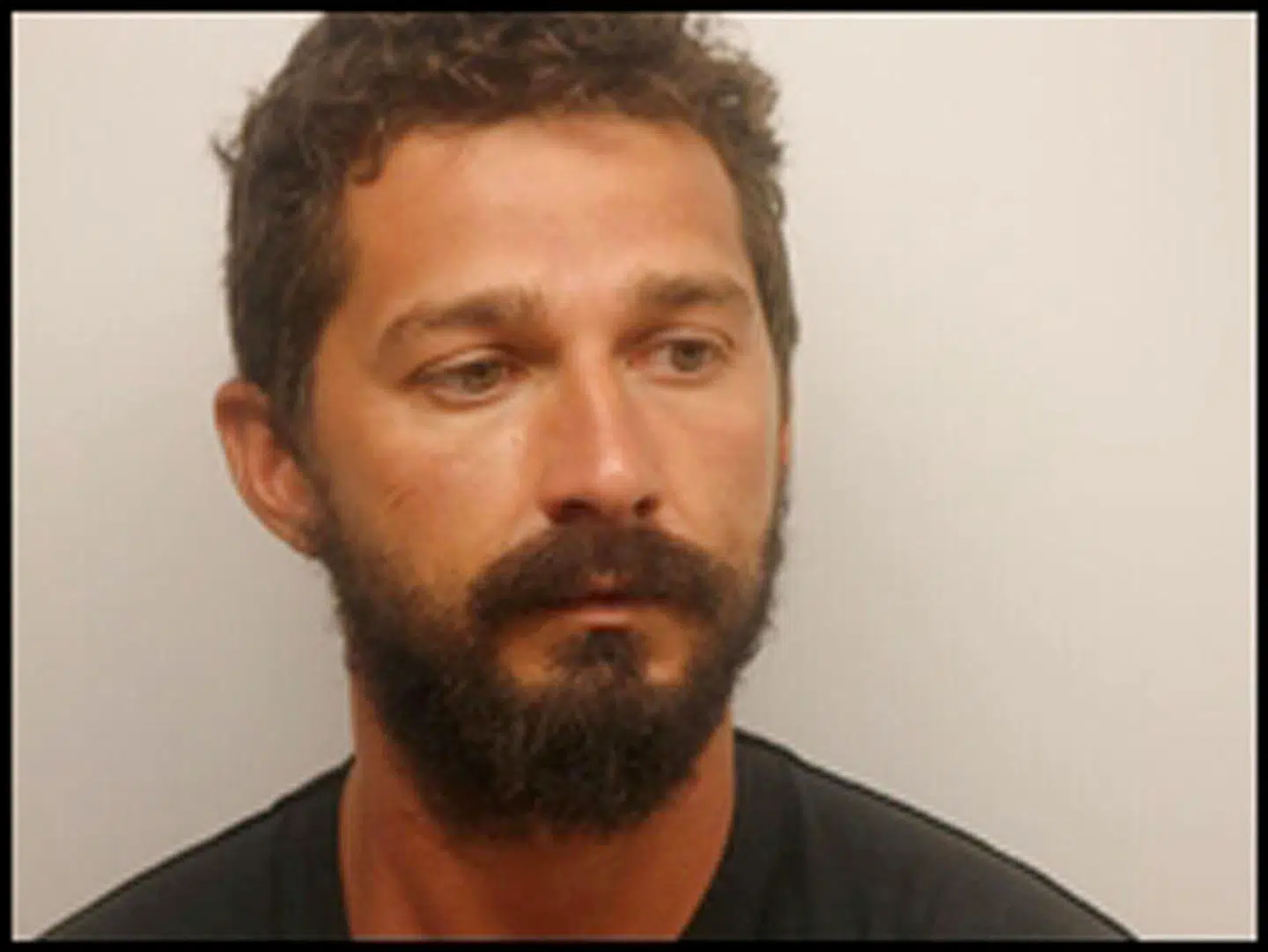 Her Shia LeBeouf fotograferet af politiet i Savannah, Georgia.