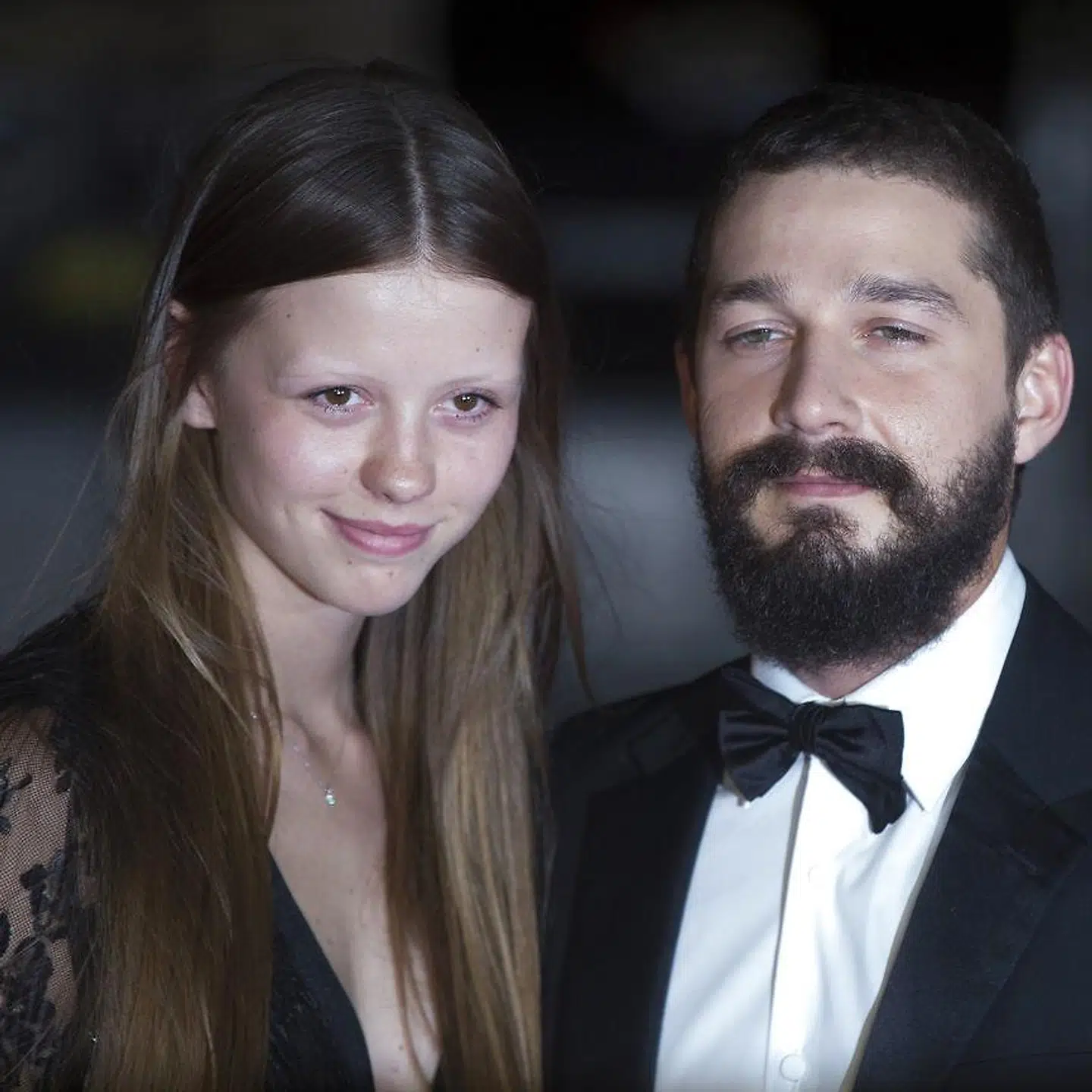 Shia LaBeouf og Mia Goth fotograferet sammen i 2014.