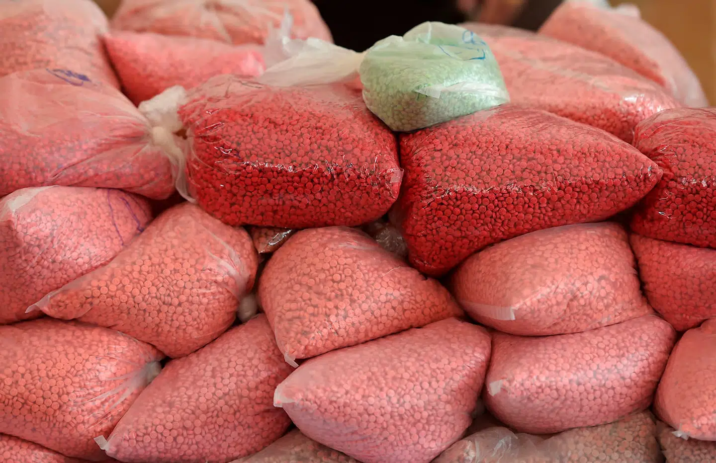 Konfiskerede metamfetaminpiller, som det thailandske politi er ved at sende til afbrænding.