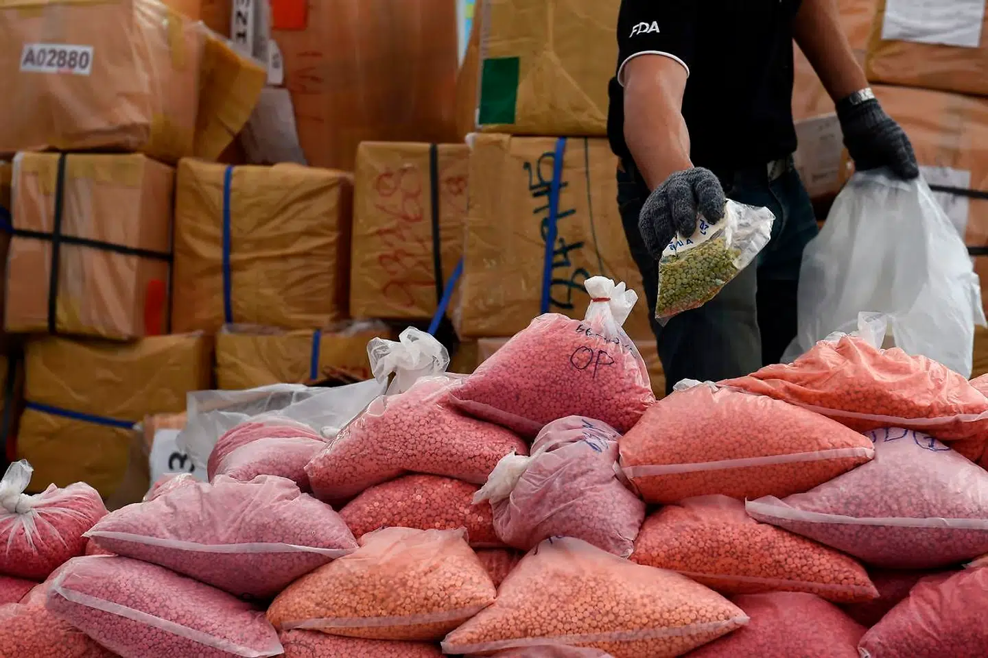 Metamfetaminpiller på vej til afbrænding i Thailand i 2017.