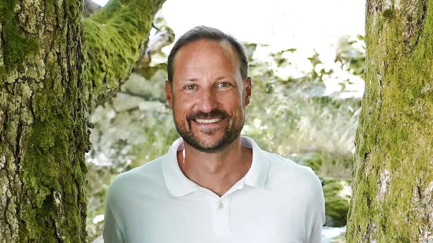 Kronprins Haakon er lillebror til prinsesse Märtha Louise, men alligevel er det ham, der skal arve tronen efter kong Harald.