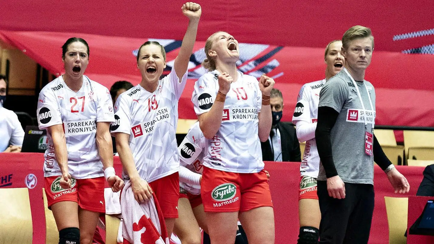 Danmark smadrede Rusland 30-23 og sikrede sig en plads i EM-semifinalen mod Norge fredag.