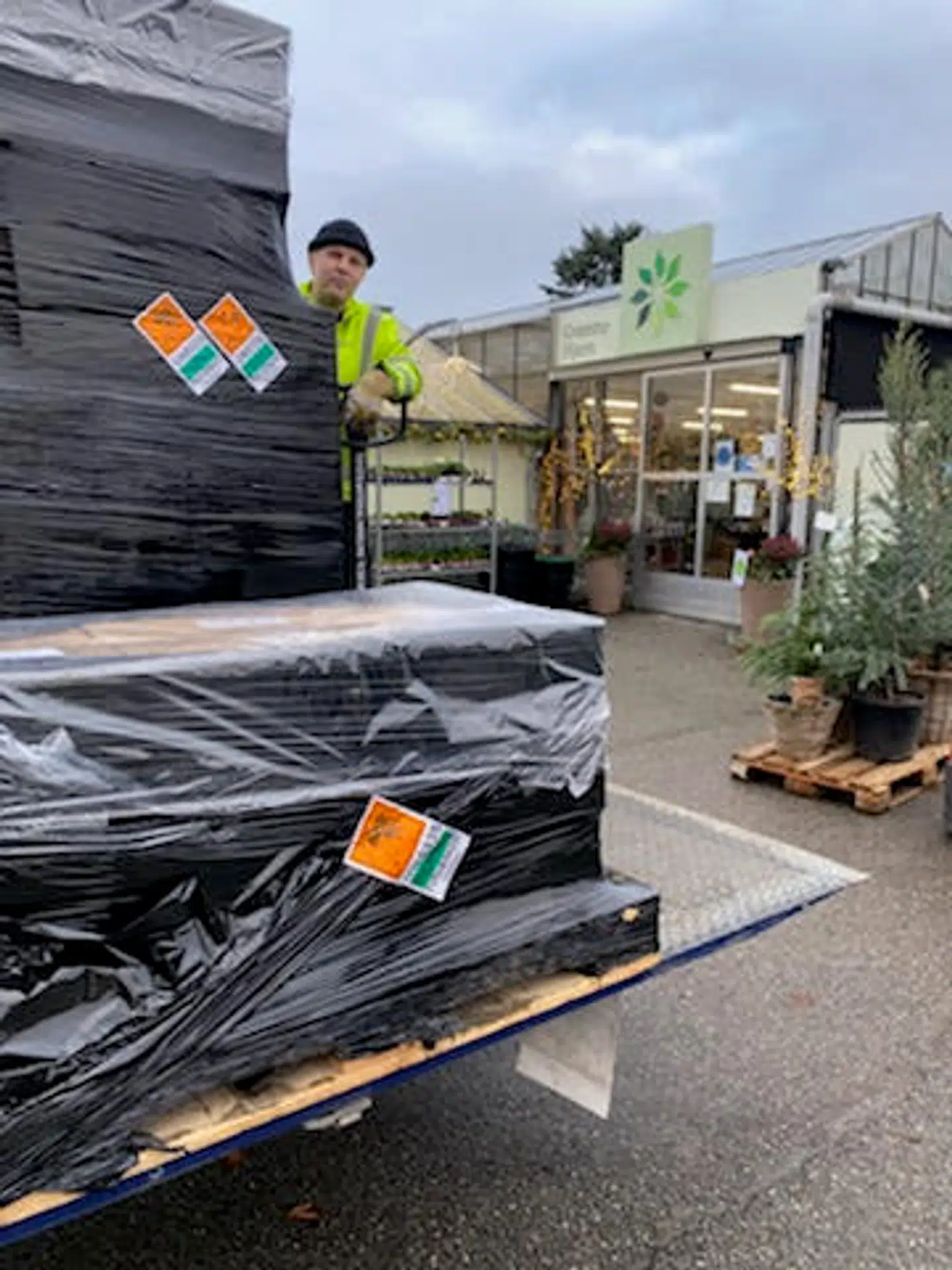 En ladning fyrværkeri ankommer til en Grønne Hjem-butik fredag formiddag.