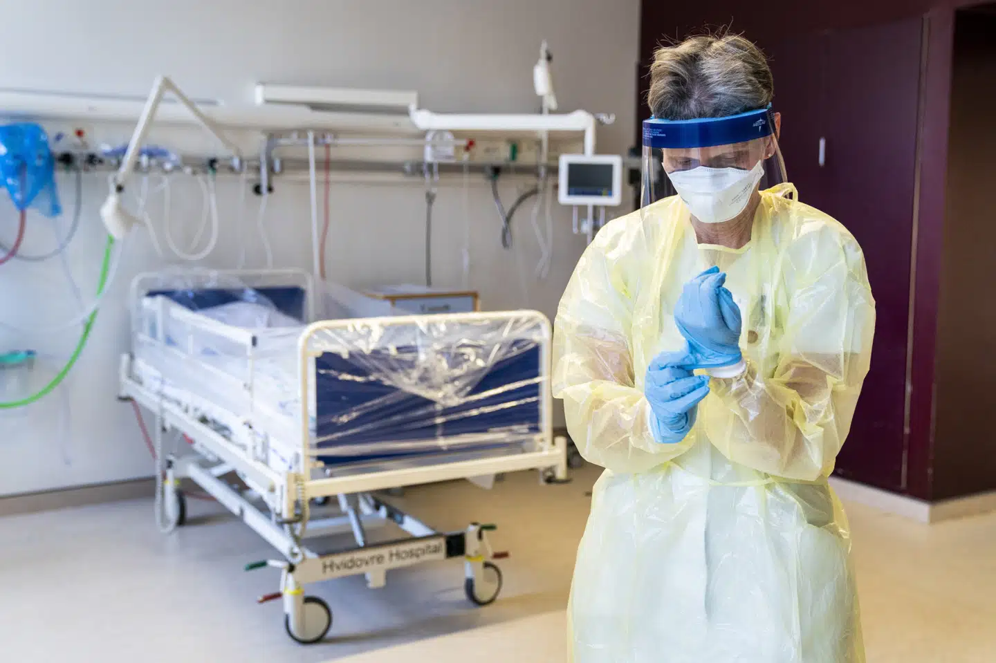 Ledende oversygeplejerske på infektionsmedicinsk afdeling, Helle Ingmer, ifører sig det beskyttelsesudstyr. (Arkivfoto). Ida Marie Odgaard/Ritzau Scanpix