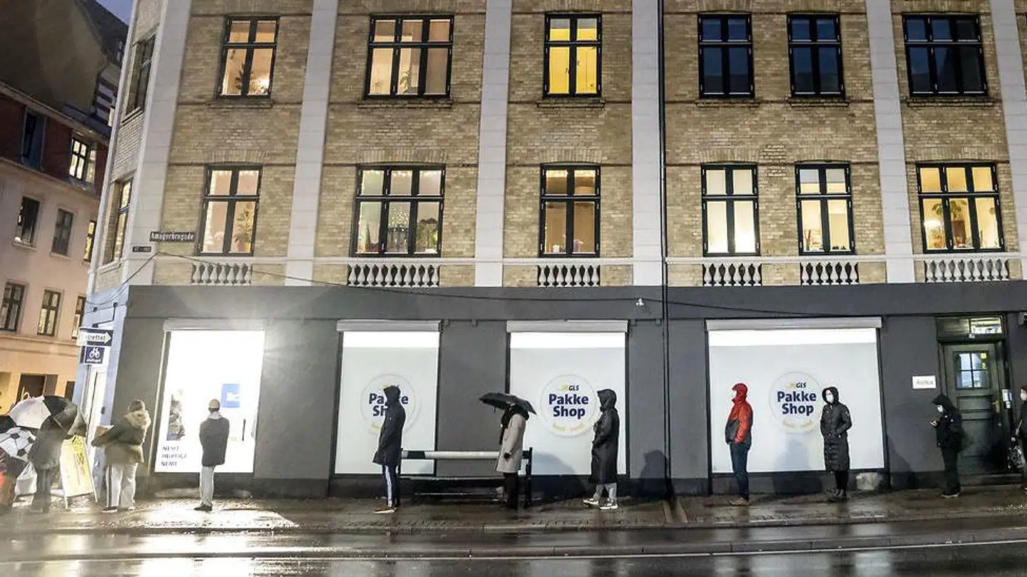 Kø foran GLS Pakkeshop på Amagerbrogade i København, torsdag den 17. december 2020. Julegaverne købes over nettet nu storcentrene er lukket ned på grund af smittefrygt med covid-19, coronavirus.. (Foto: Mads Claus Rasmussen/Ritzau Scanpix)