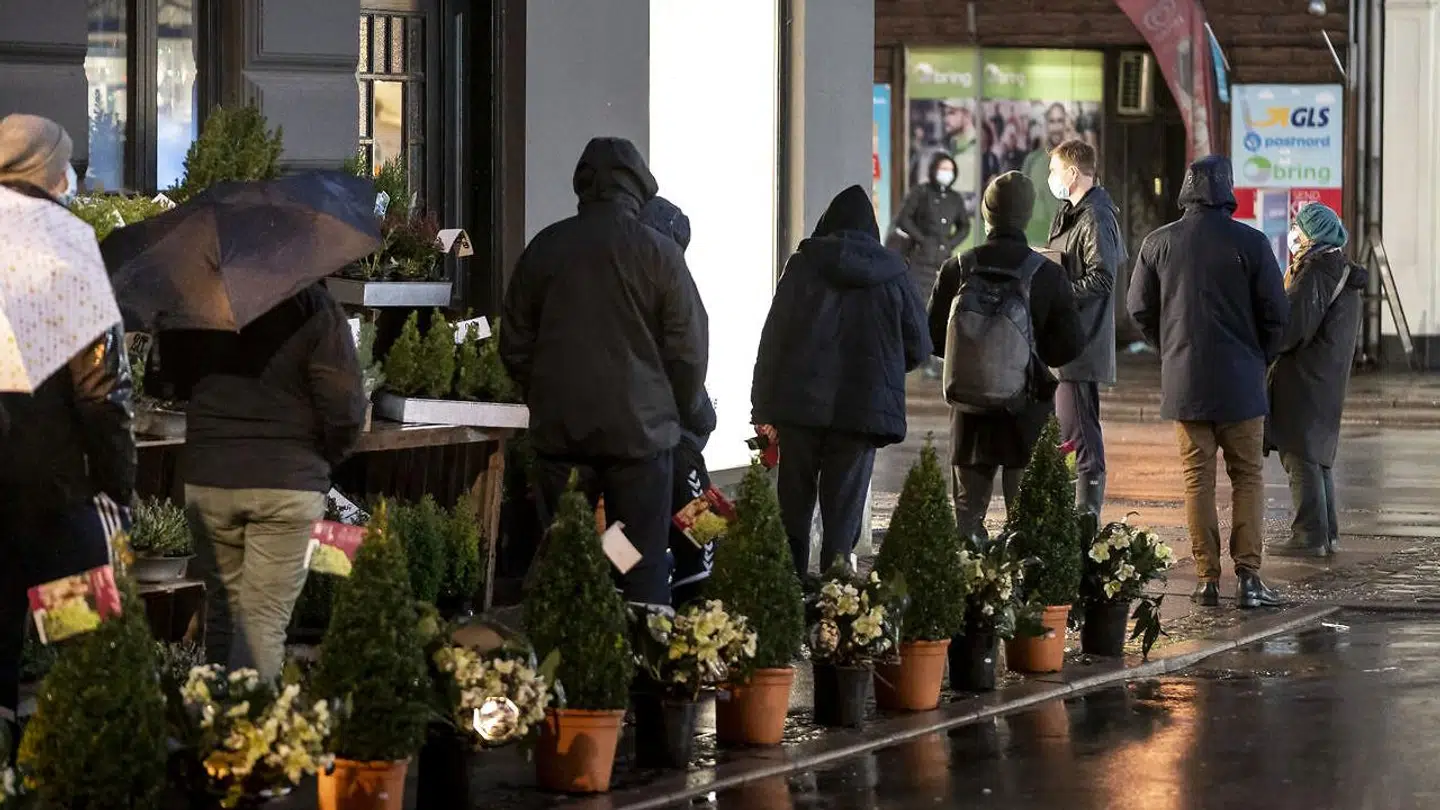 Kø foran GLS Pakkeshop på Amagerbrogade i København, torsdag den 17. december 2020. Julegaverne købes over nettet nu storcentrene er lukket ned på grund af smittefrygt med covid-19, coronavirus.
