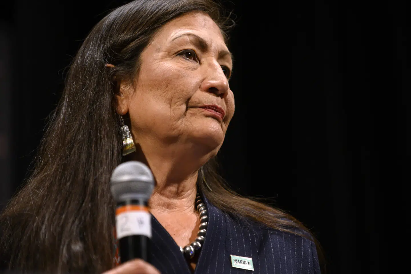 USAs kommende præsident, Joe Biden, vil nominere det demokratiske kongresmedlem Deb Haaland til posten som indenrigsminister i hans administration, skriver The Washington Post torsdag. Haaland bliver den første indfødte amerikaner, som skal lede departementet. Stephen Maturen/Ritzau Scanpix