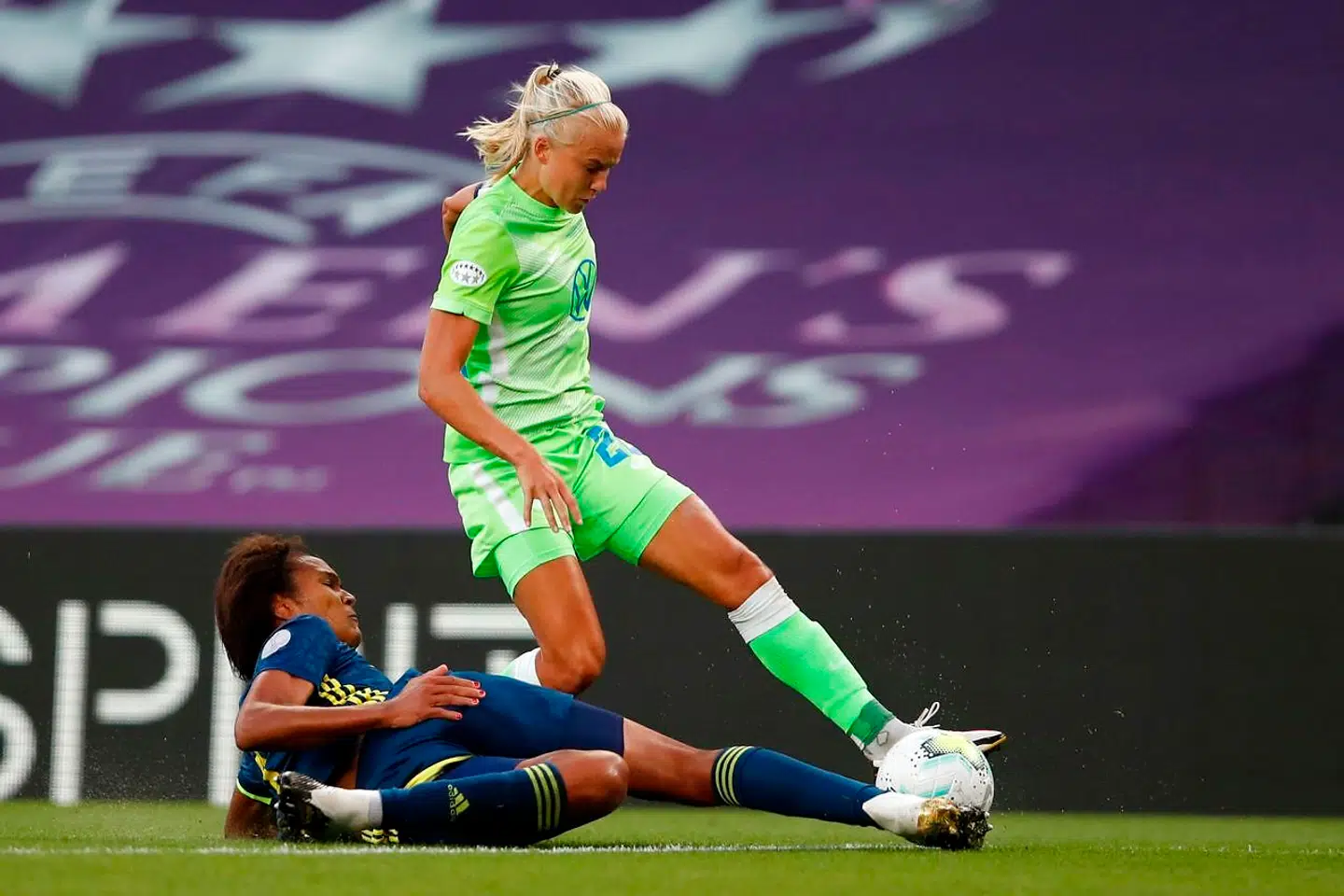 Harder og Wolfsburg tabte Champions League-finalen 3-1 mod Wendie Renard og Lyon.