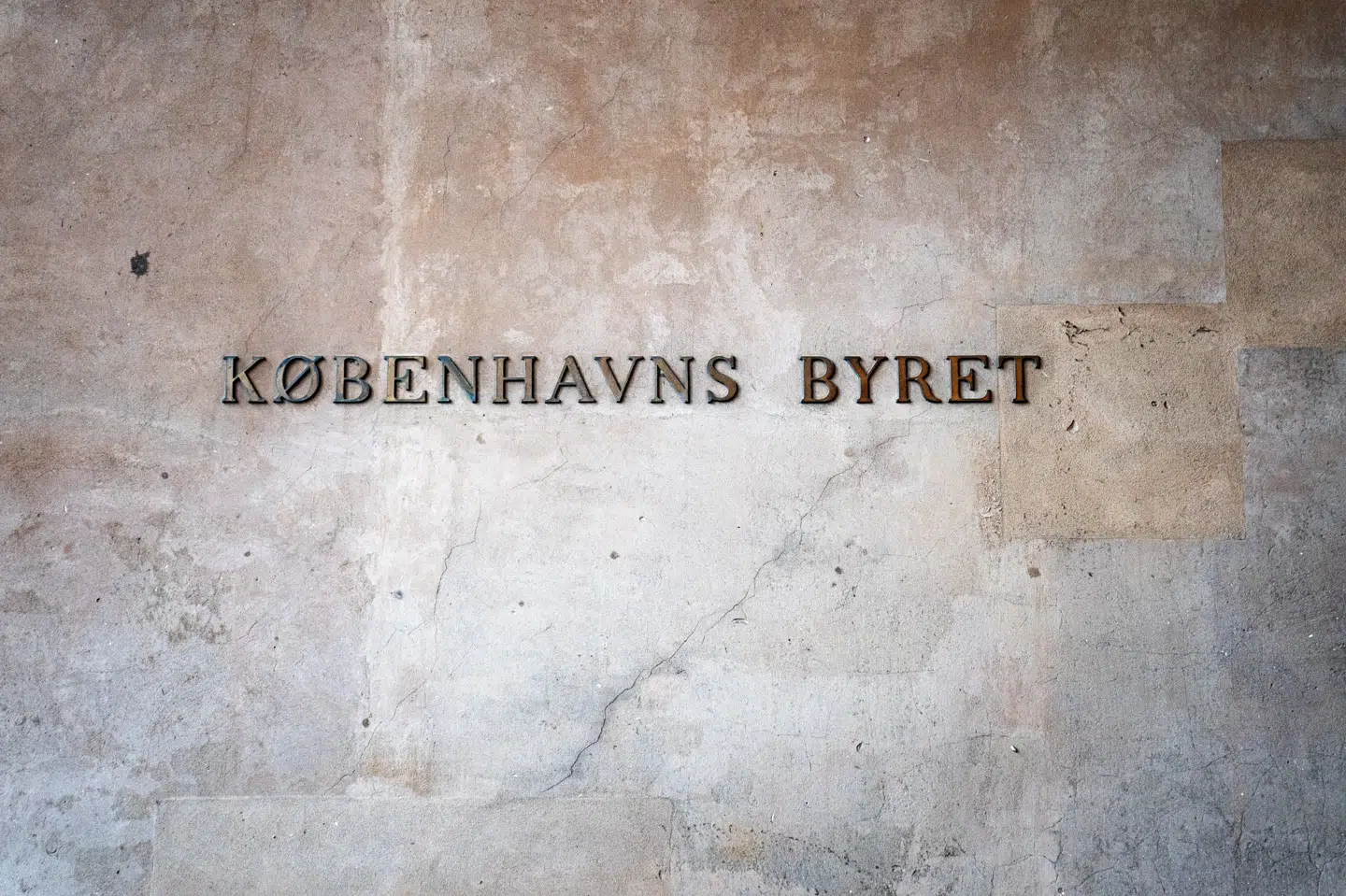 Der var et stort fremmøde foran Københavns Byrets lokaler i Nicolai Eigtveds Gade torsdag eftermiddag. Her blev flere mænd kendt skyldige i drabsforsøg, mens andre gik fri. (Arkivfoto) Ida Guldbæk Arentsen/Ritzau Scanpix