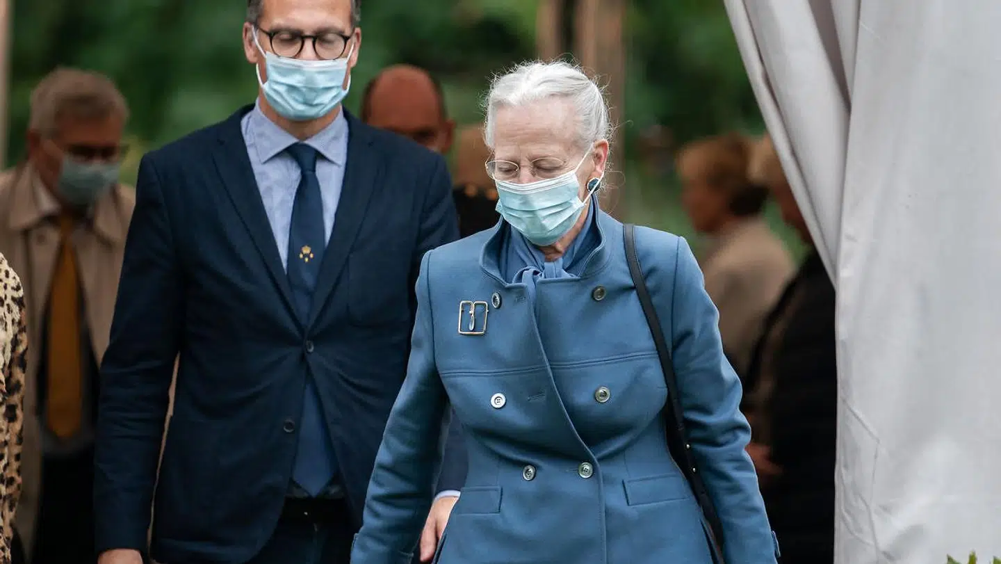 Dronning Margrethe med mundbind.