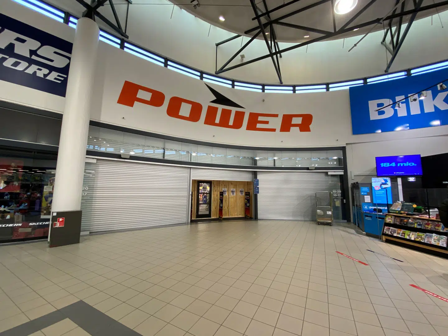 Den gamle hovedindgang, som nu er nødudgang.