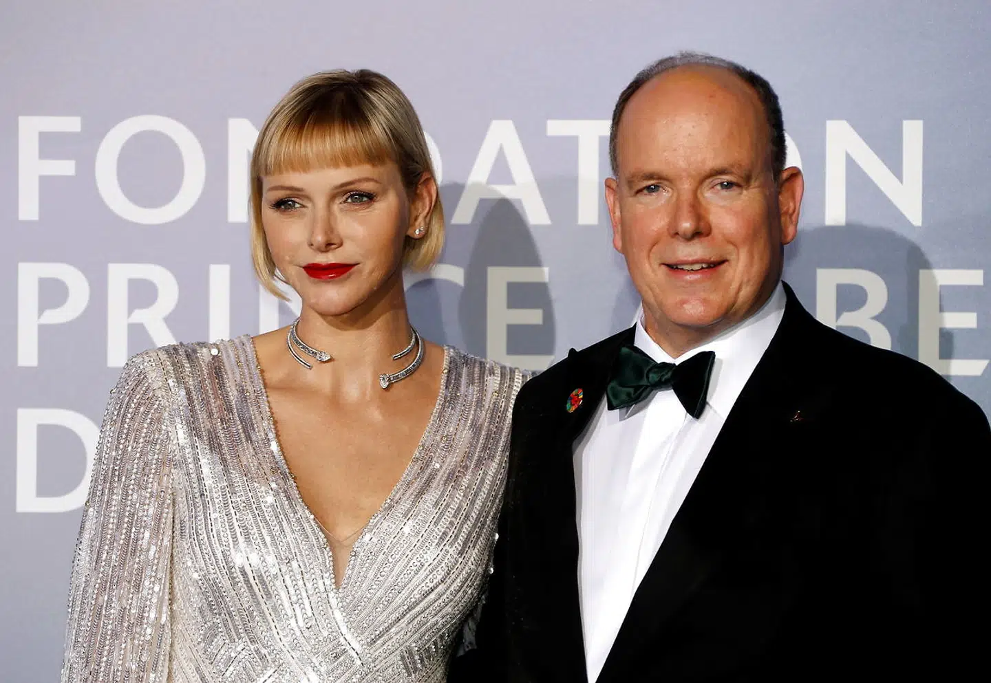 Oftest ser man fyrstinden med helt lyse lokke, som ved denne begivenhed, hvor hun ses sammen med sin mand, fyrst Albert af Monaco.