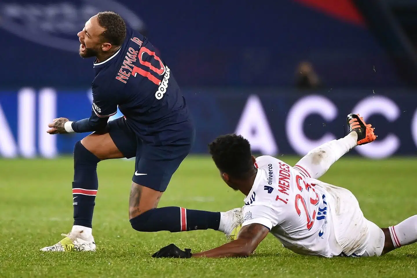 »Hvis der sker noget med Neymar, så vil I betale med jeres liv. Jer og jeres familie, én efter én,« har en eksempelvis skrevet til Thiago Mendes' hustru efter episoden, hvor Lyon-spilleren skadede Neymar.