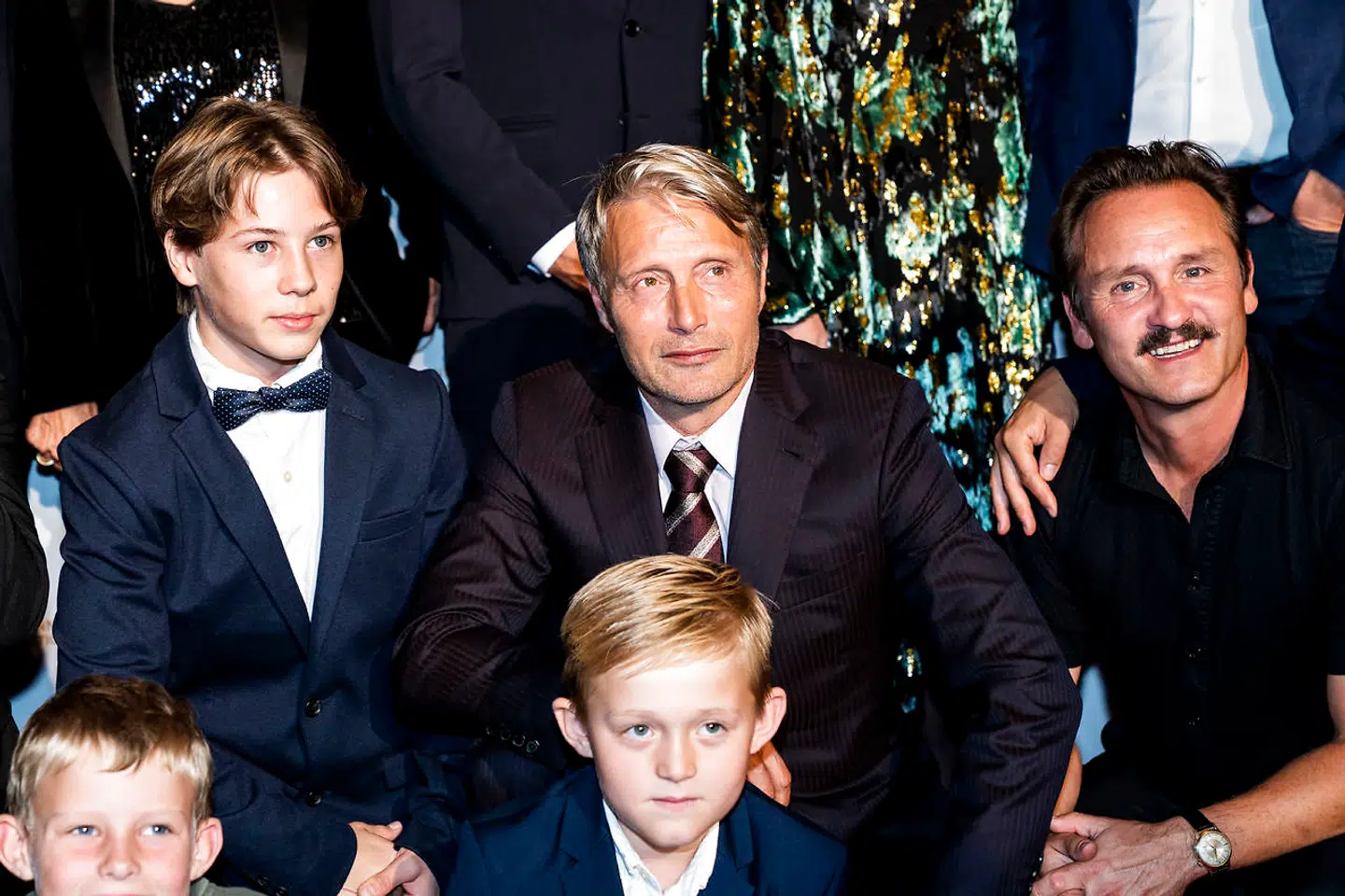 'Julefeber'-Bjørn alias Silas Cornelius Van til gallapremiere på 'Druk' med Mads Mikkelsen og Lars Ranthe .