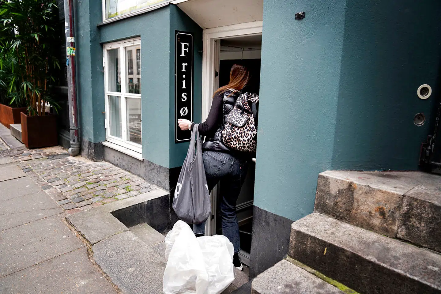 Dijana Kuburovic, der ejer Frisør Grønnegade i Indre By København, lukker sin salon, onsdag den 18. marts 2020. Nu skal hun lukke den igen.