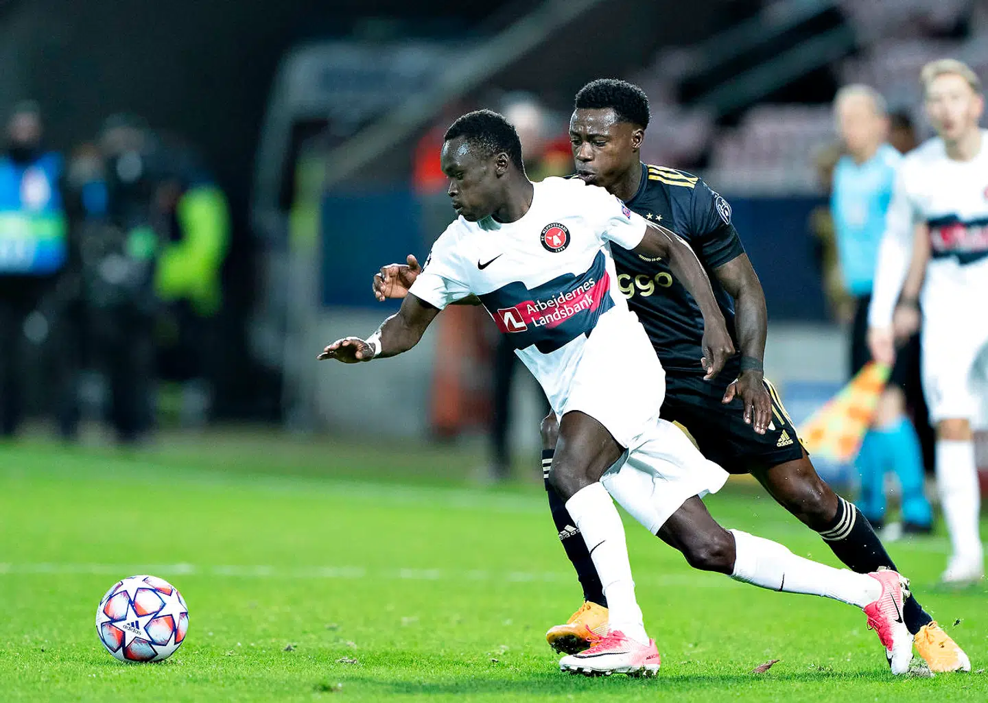 FC Midtjyllands Pione Sisto mod Ajax Amsterdams Quincy Promes i Champions League gruppe D kampen FC Midtjylland mod Ajax Amsterdam på MCH-Arena i Herning, tirsdag den 3. november 2020.. (Foto: Henning Bagger/Ritzau Scanpix)
