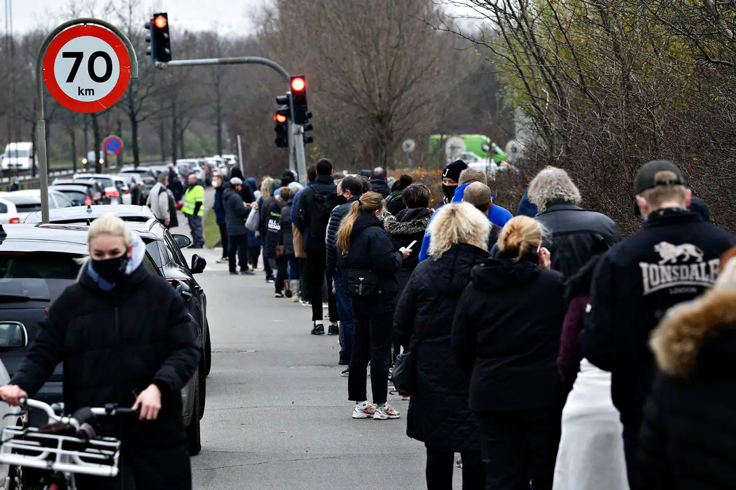Testkaos. Køerne til både de hvide testcentre og Falcks lyntest-centre er alen lange.