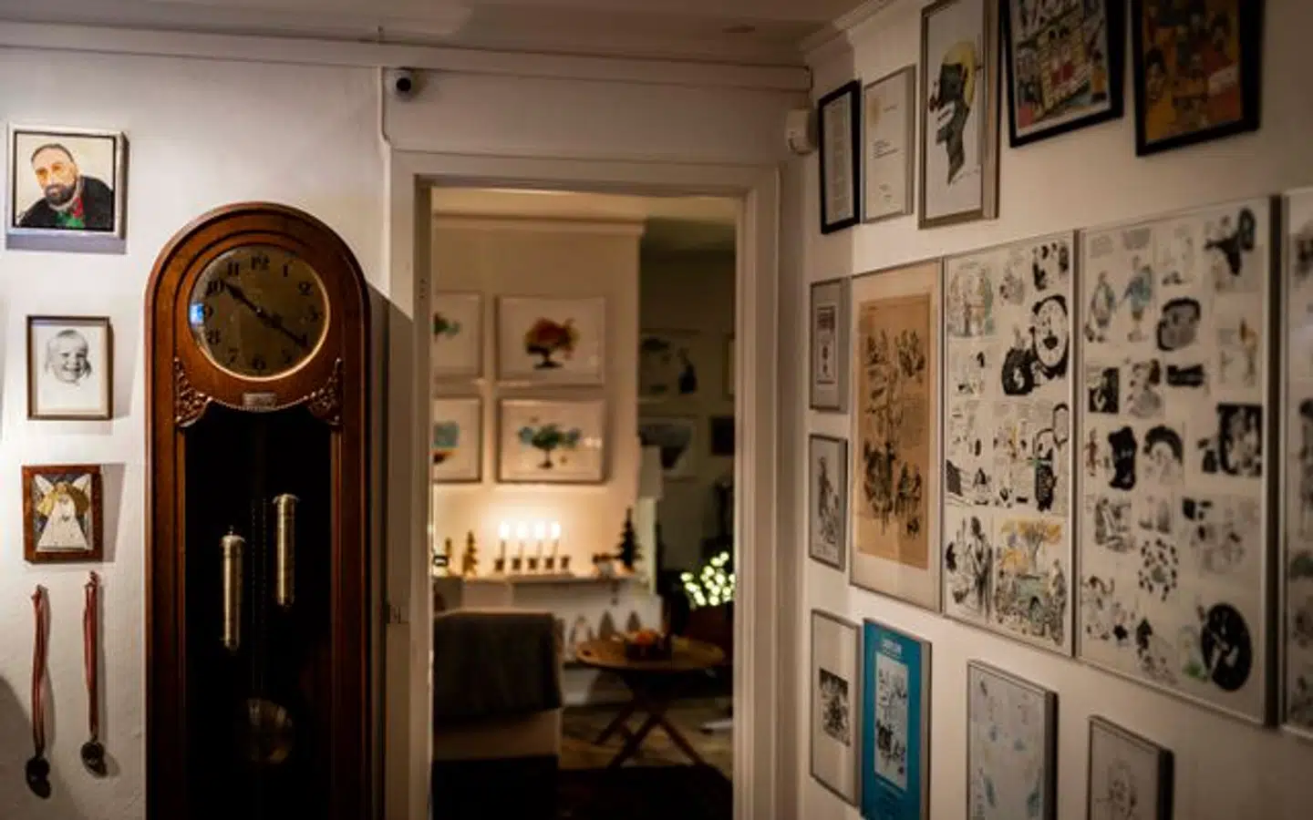 Kurt Westergaards tegninger pryder væggene i hjemmet i Viby ved Aarhus. Foto: Rasmus Laurvig - Byrd