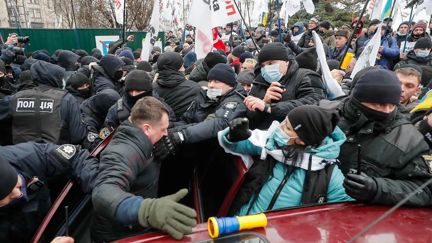 Omkring 40 politibetjente kom angiveligt til skade under sammenstødene.