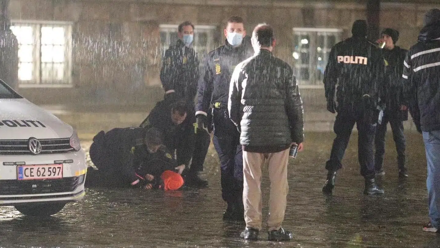 To personer er blevet anholdt i forbindelse med demoinstrationer på Christiansborg.