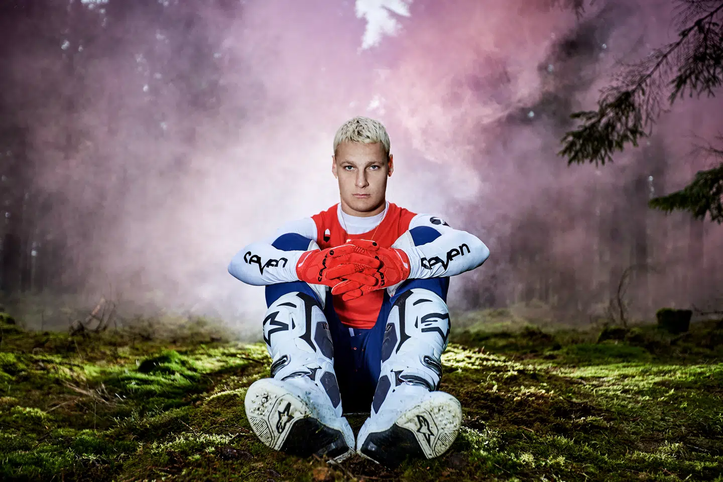 Alex Porsing er kendt som freestyle motocrosskører, og så har han medvirket i sit eget realityprogram 'Drengerøv i verdensklasse' på Dplay.