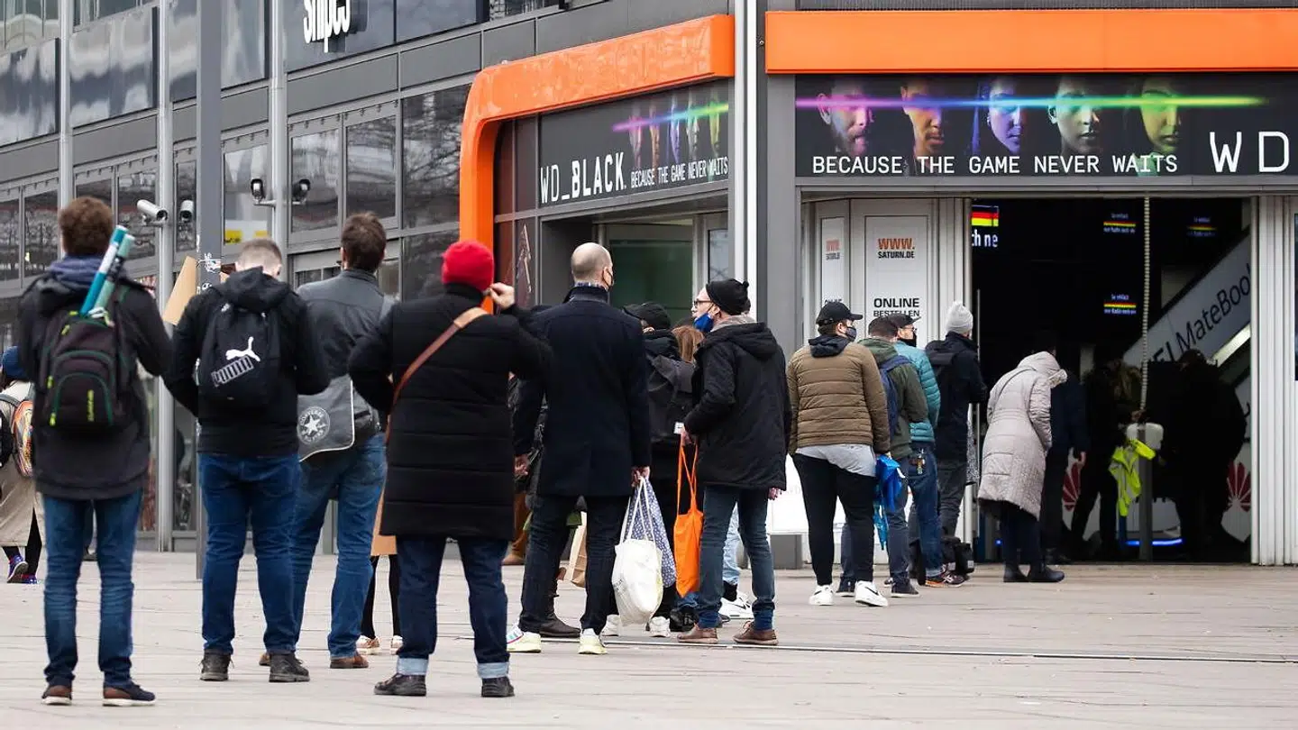 Berlinerne står i meterlange køer på Alexanderplatz i Berlin, inden butikkerne senere lukker 15. december.