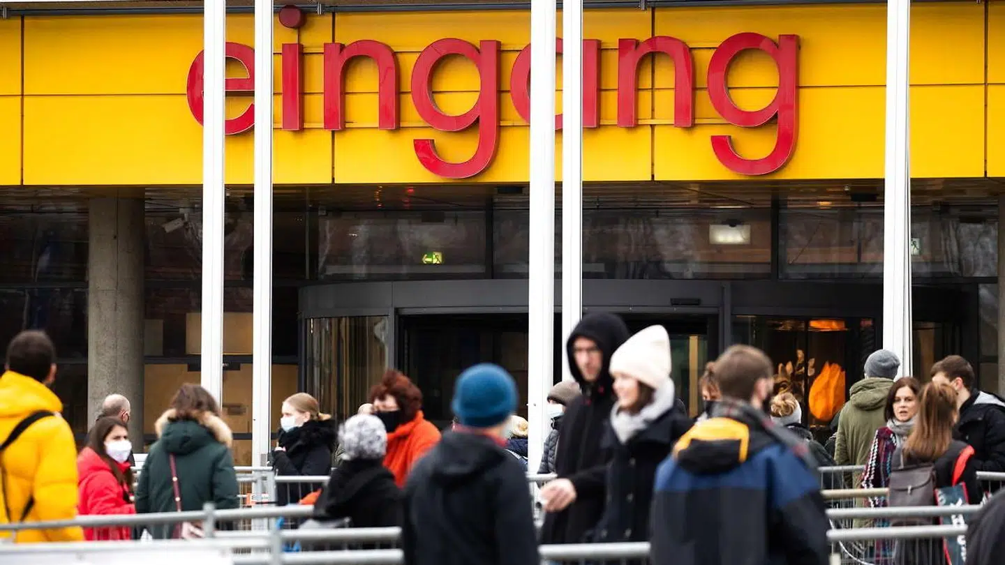 Også foran IKEA i Berlin venter folk på at gøre den sidste juleshopping, inden det er for sent.