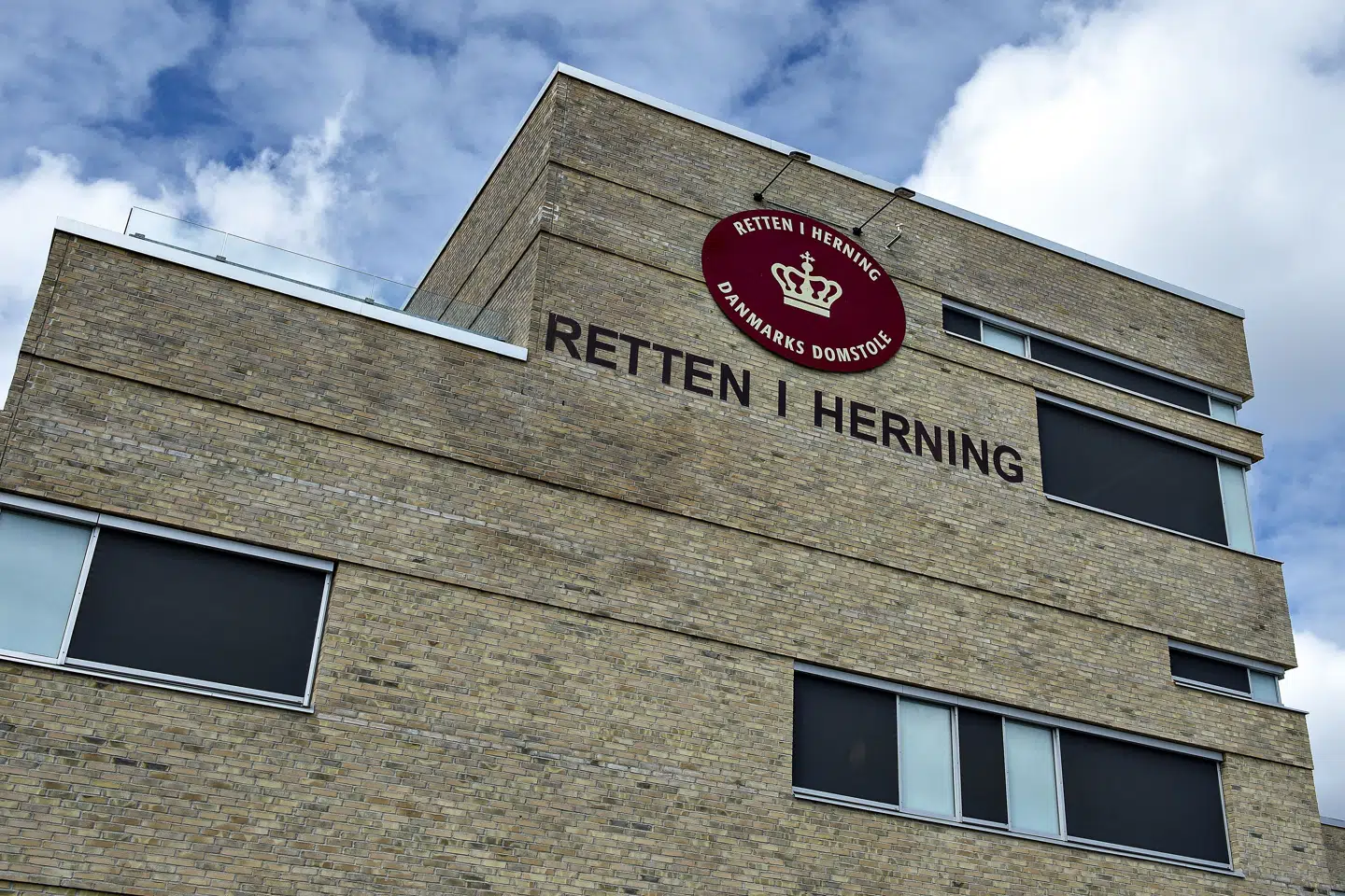 Midt- og Vestjyllands Politi forsøgte to gange natten til tirsdag at stoppe en 21-årig mandlig bilist. Det lykkedes først anden gang, efter at politiet havde affyret skud mod mandens bil. Tirsdag er bilisten i et grundlovsforhør i Retten i Herning blevet varetægtsfængslet.(Arkivfoto) Henning Bagger/Ritzau Scanpix