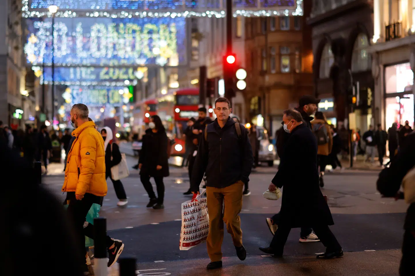 Mandag var mange briter på juleindkøb på Oxford Street i det centrale London. Onsdag morgen rykker hovedstaden op på det såkaldte niveau 3 med strengere restriktioner for at bremse smitten. En ny variant af coronavirus kan være medvirkende til, at smitten breder sig hurtigere, siger landets sundhedsminister. Tolga Akmen/Ritzau Scanpix