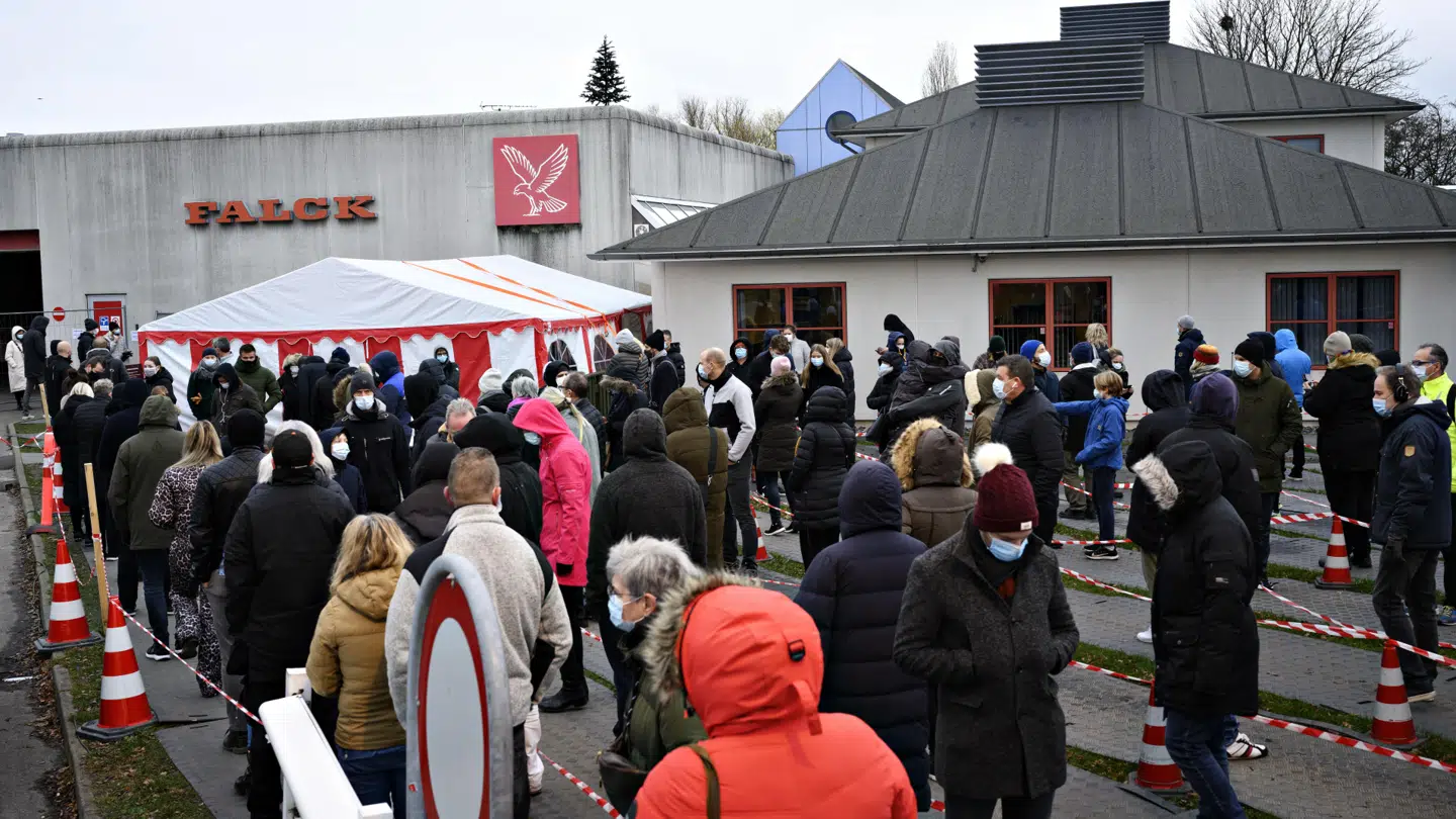 Kø ved Falcks mobile testcenter, hvor der lørdag er blevet åbnet op for gratis lyntest i kampen mod coronavirus.