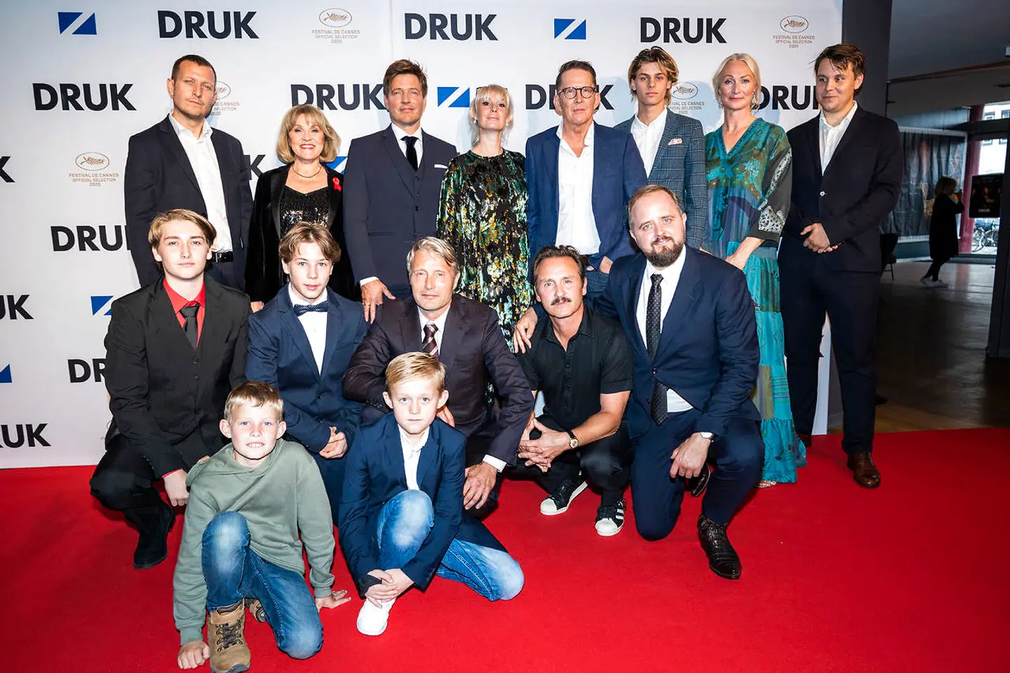 Holdet bag filmen 'Druk' ved Danmarks premieren den 232. september. Det er fra venstre Tobias Lindholm, Susse Wold, Thomas Vinterberg, Helene Reingaard Neumann, Thomas Bo Larsen, Sisse Graum Jørgensen, Kasper Dissing, Magnus Millang, Lars Ranthe og Mads Mikkelsen. Foto: Ida Marie Odgaard/Ritzau Scanpix.